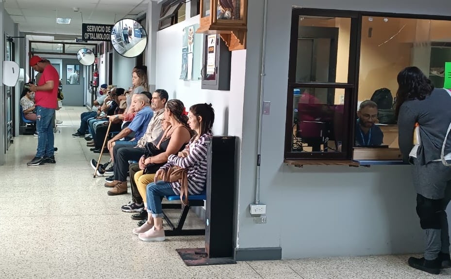 Hospital Max Peralta, Cartago. Consulta externa, viernes 18 de octubre 2024.
