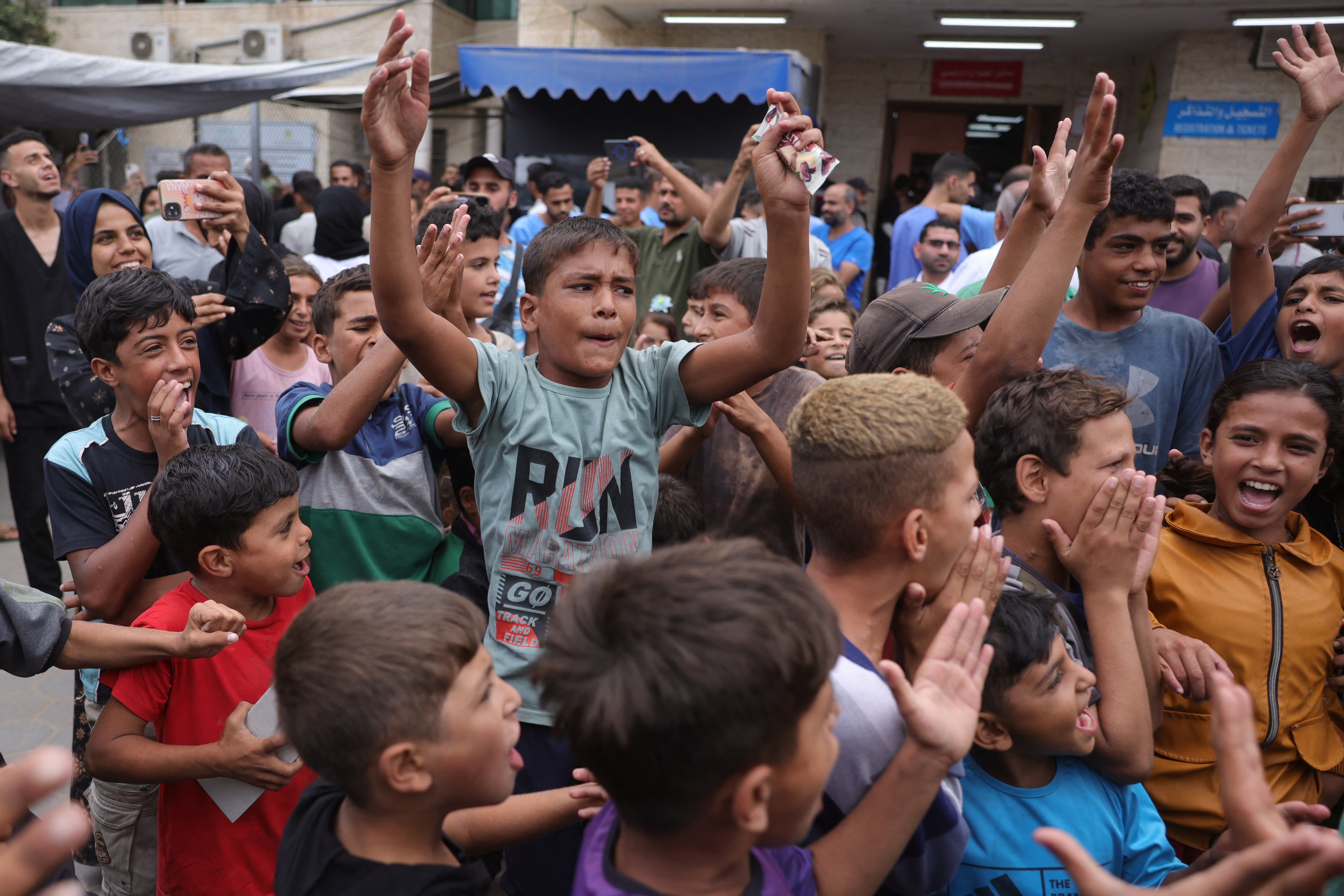 Niños palestinos frente al hospital Shuhada al-Aqsa de Deir al-Balah, en el centro de la Franja de Gaza, este 9 de octubre, tras la noticia de un nuevo acuerdo de alto el fuego en Gaza. Fotografía: