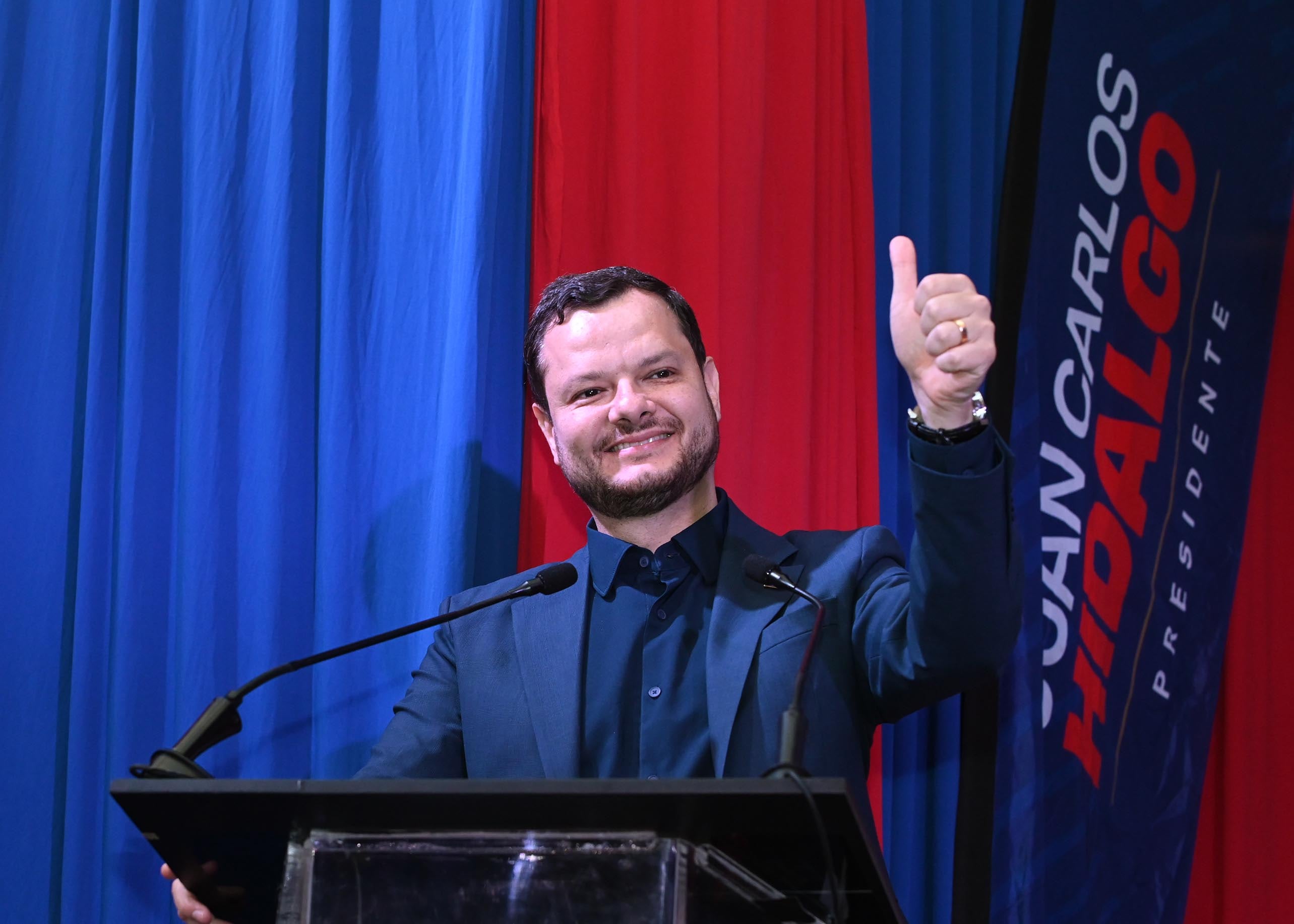 27 de julio del 2025. Hotel Crowne Plaza en La Sabana. 09:00 hrs. El Partido Unidad Social Cristiana ratificó como candidato presidencial a Juan Carlos Hidalgo. En una votación unánime los delegados del partido presentes en la asamblea confirmaron la candidatura de Hidalgo. En la foto: Dirigentes y simpatizantes del partido festejaron a mas no poder la elección del candidato y durante su discurso, Hidalgo, agradeció a los miembros del partido su apoyo. Foto: Albert Marín