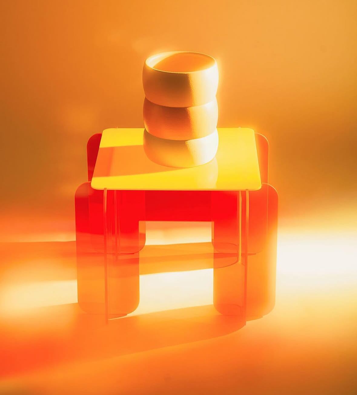 En otra línea, Carlos Santana trabaja con acrílico.