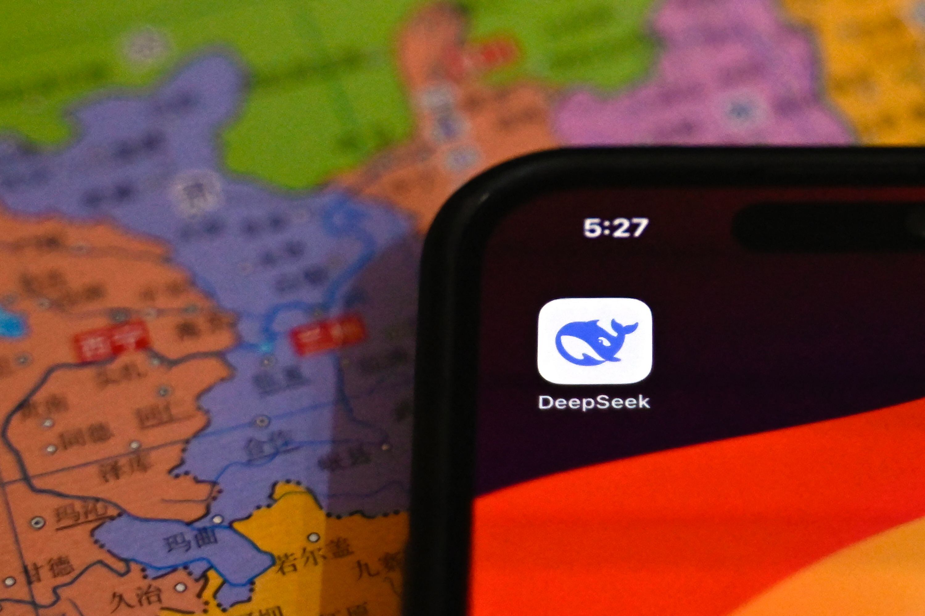 Imagen ilustrativa de DeepSeek, el modelo de inteligencia artificial generativa desarrollado en China, que presenta costos más bajos y menos demanda de recursos, generando impacto en el sector europeo de tecnología.