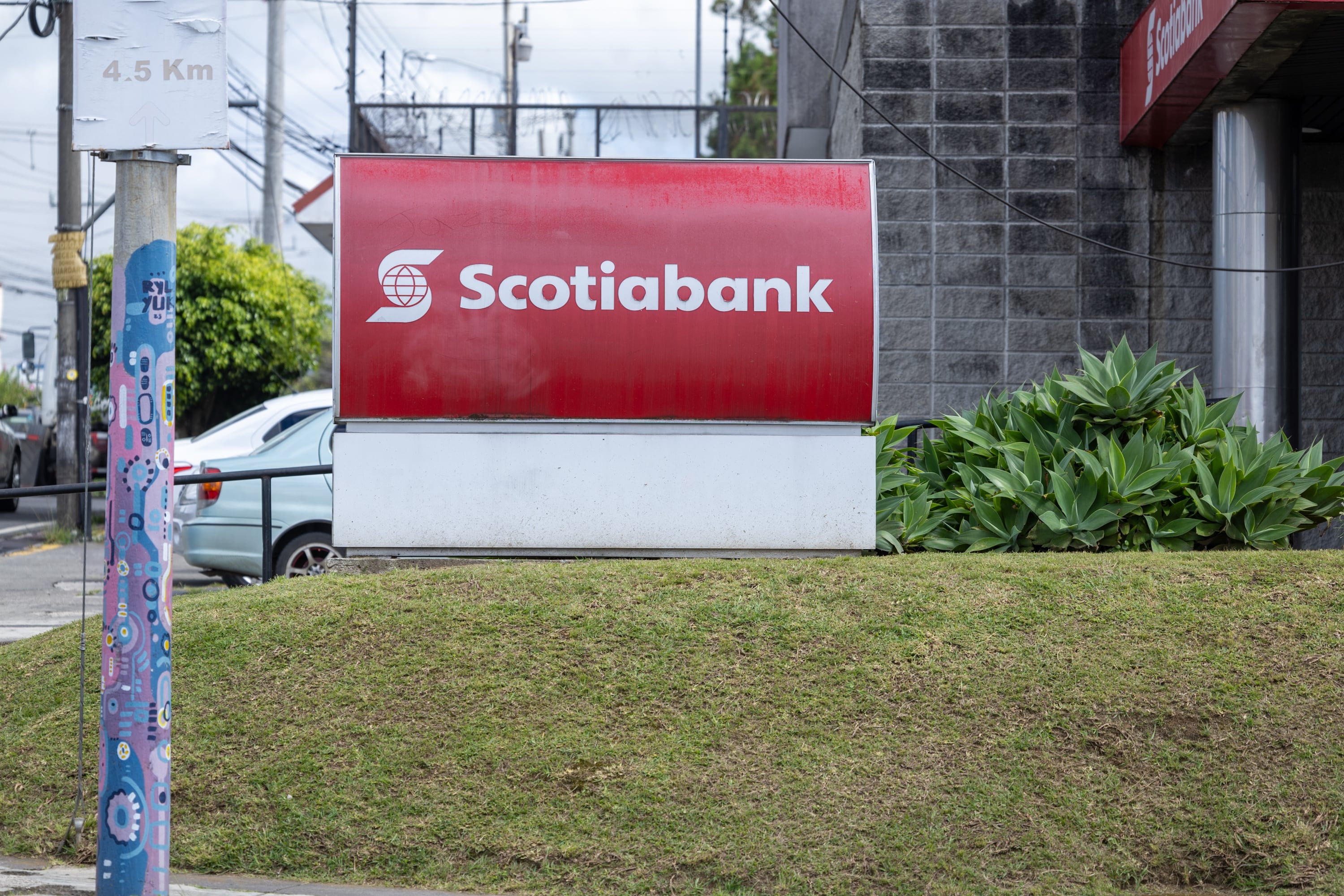 Fotografías ilustrativas de las fachadas del los edificios de Davivienda y Scotiabank.