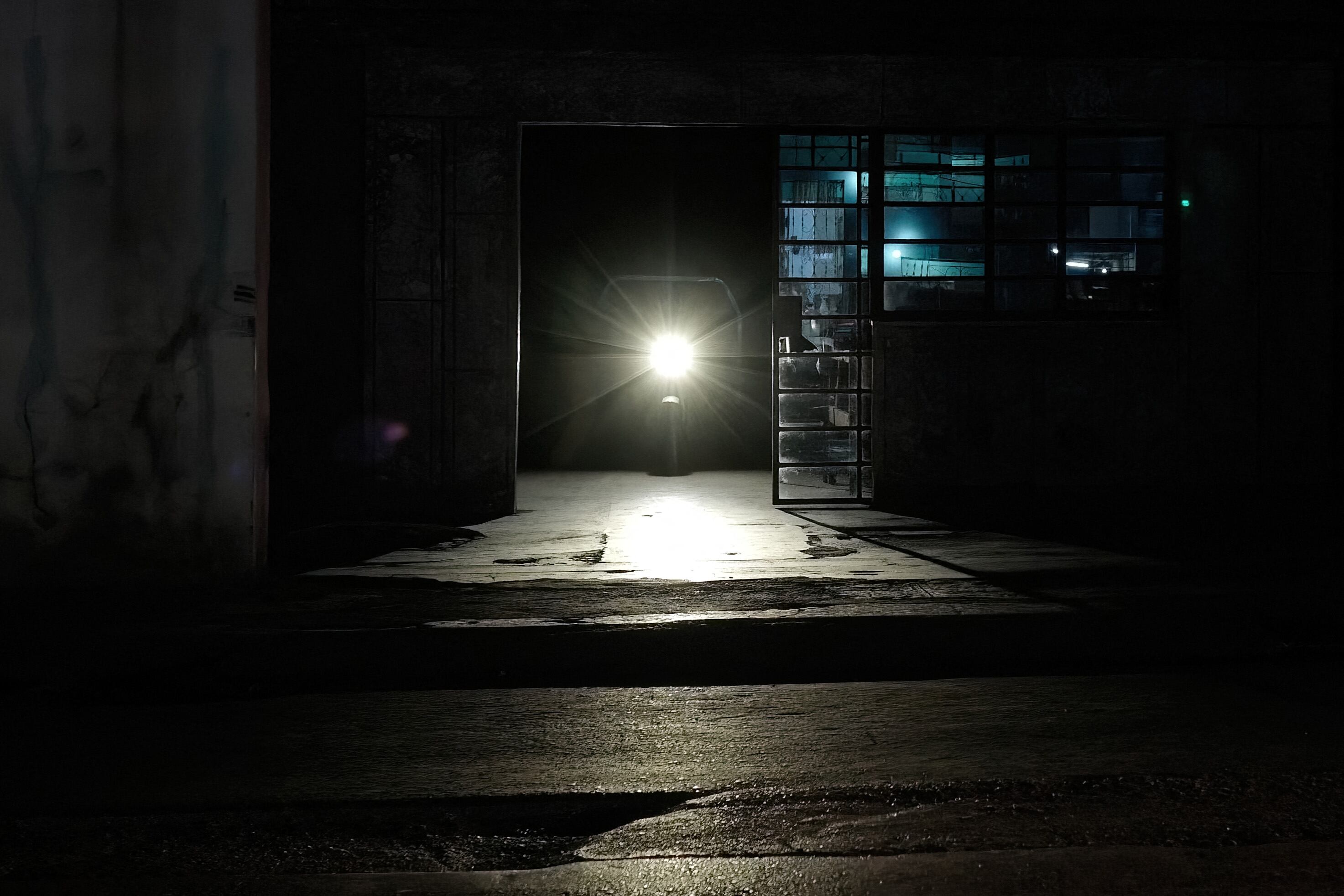 Vista nocturna de una motocicleta iluminando una calle en La Habana, Cuba, durante un apagón nacional debido a un fallo en la red eléctrica, el 4 de diciembre de 2024.