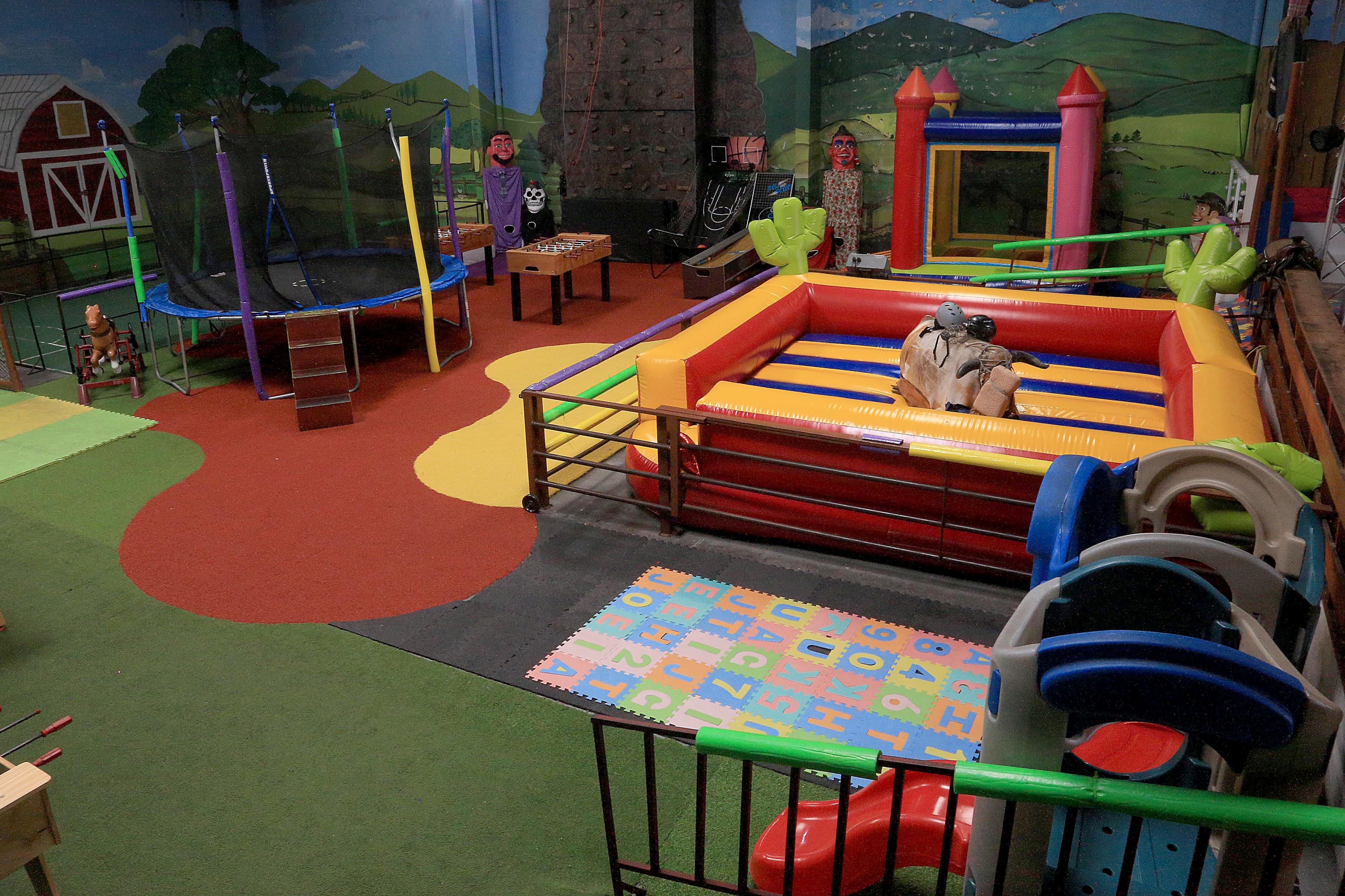 20/02/2024 Tres Ríos. La Granja, Sala de Eventos Infantiles, el lugar muy especial para celebrar las fiestas de cumpleaños, graduaciones, baby showers, capacitaciones y hasta bodas. Cuenta con inflables, canchas, juegos, futbolines, canopy, toro mecánico y mucho más. Foto: Rafael Pacheco Granados