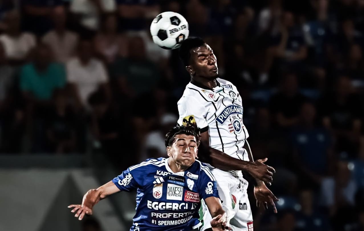 Jeyland Mitchell peleó un balón en un juego del Sturm contra el TSV por la liga de Austria, en la actual temporada.