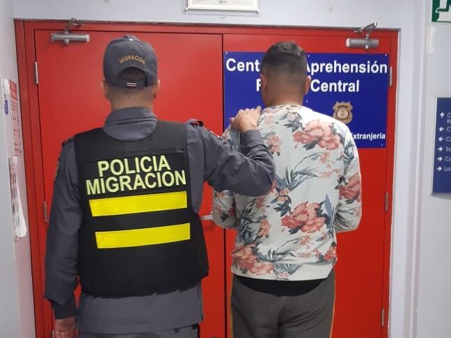 Uruguayo detenido por la Policía Profesional de MIgración. Foto MIgración.