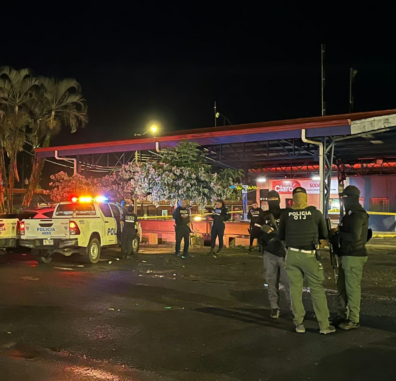 Personal de Fuerza Pública y el Organismo de Investigación Judicial aseguraron la escena de disparos ocurrida cerca del parque de Pocora en Guácimo.