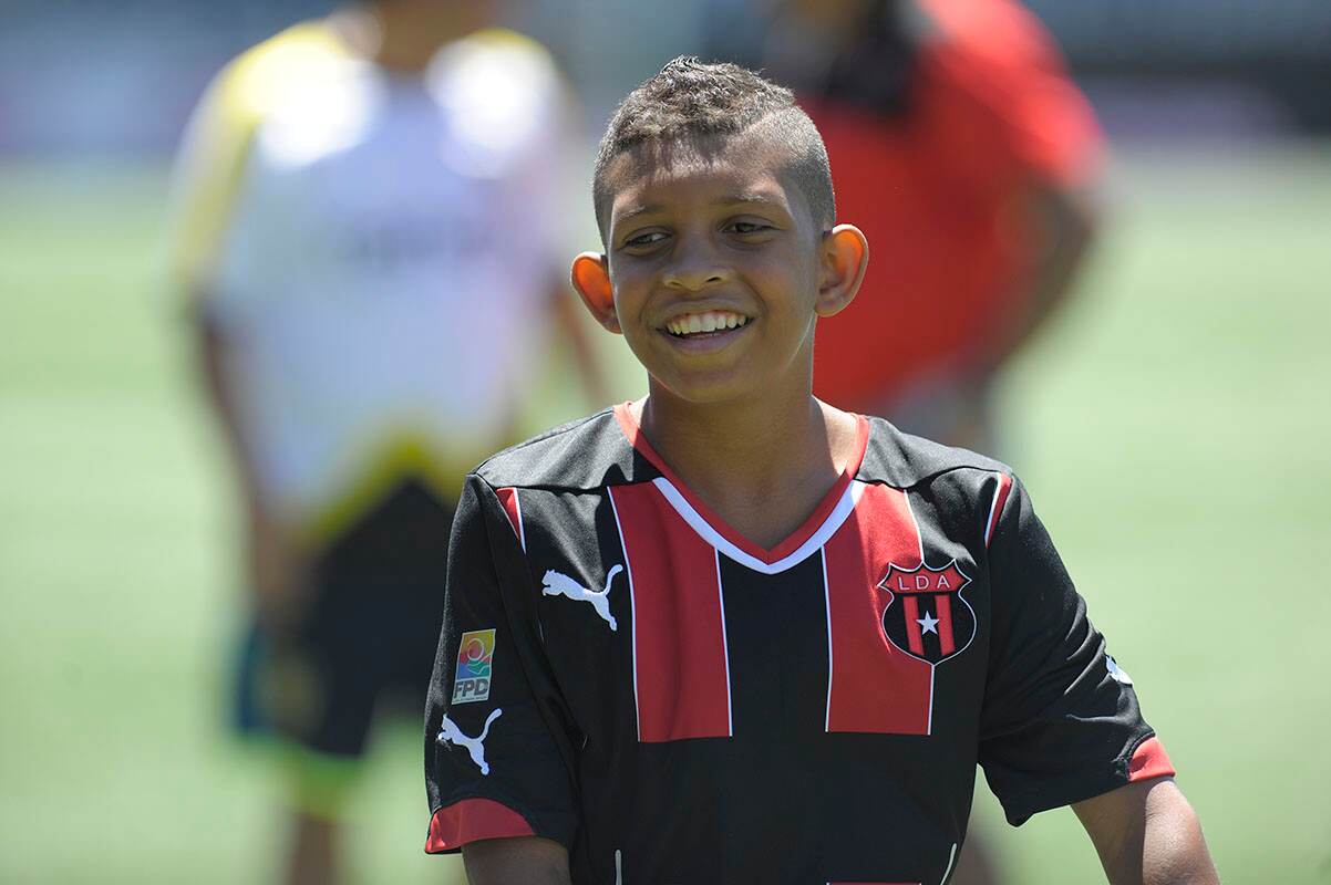 Juan Pablo Ledezma dice ser un fiel observador de la técnica futbolística de su papá, Froylán. Con apenas 11 años, empieza a sobresalir en las divisiones menores de Alajuelense.