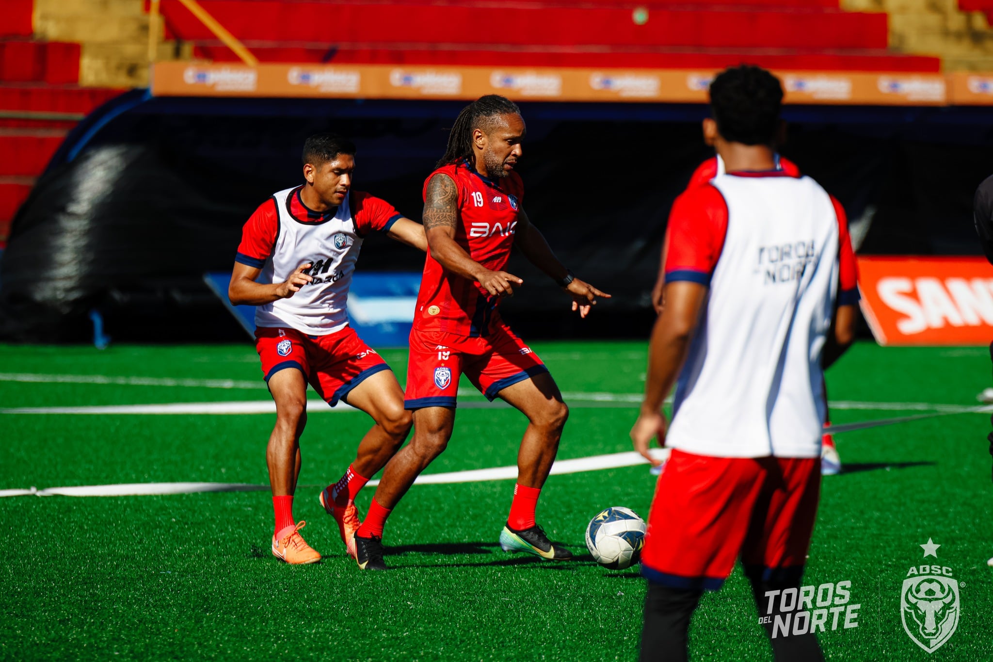 Jonathan McDonald seguirá defendiendo los colores de San Carlos en la Primera División.