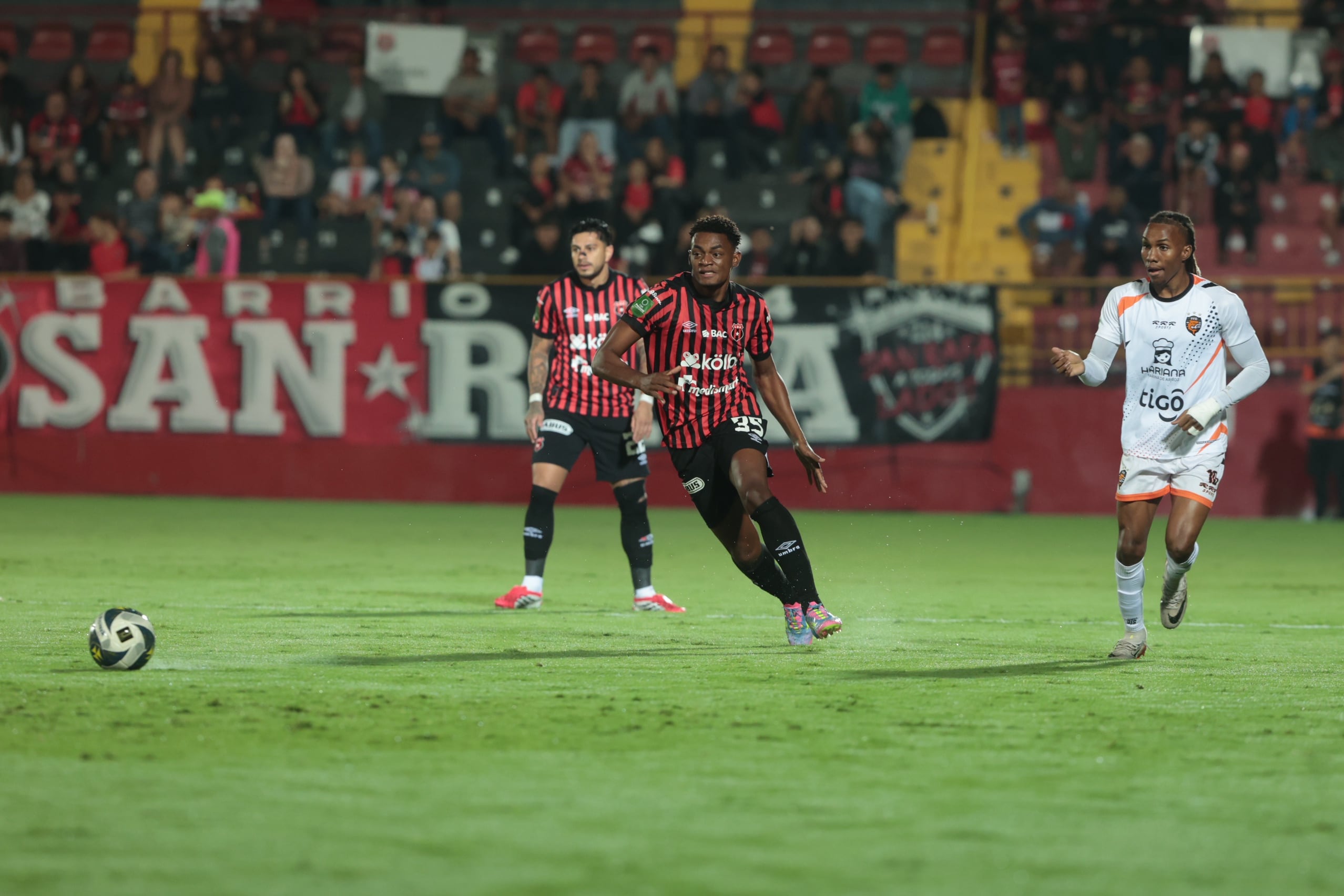 23/04/2026/ juego entre Liga Deportiva Alajuelense vs Puntarenas FC en el estadio Alejandro Morera Soto / foto John Durán
