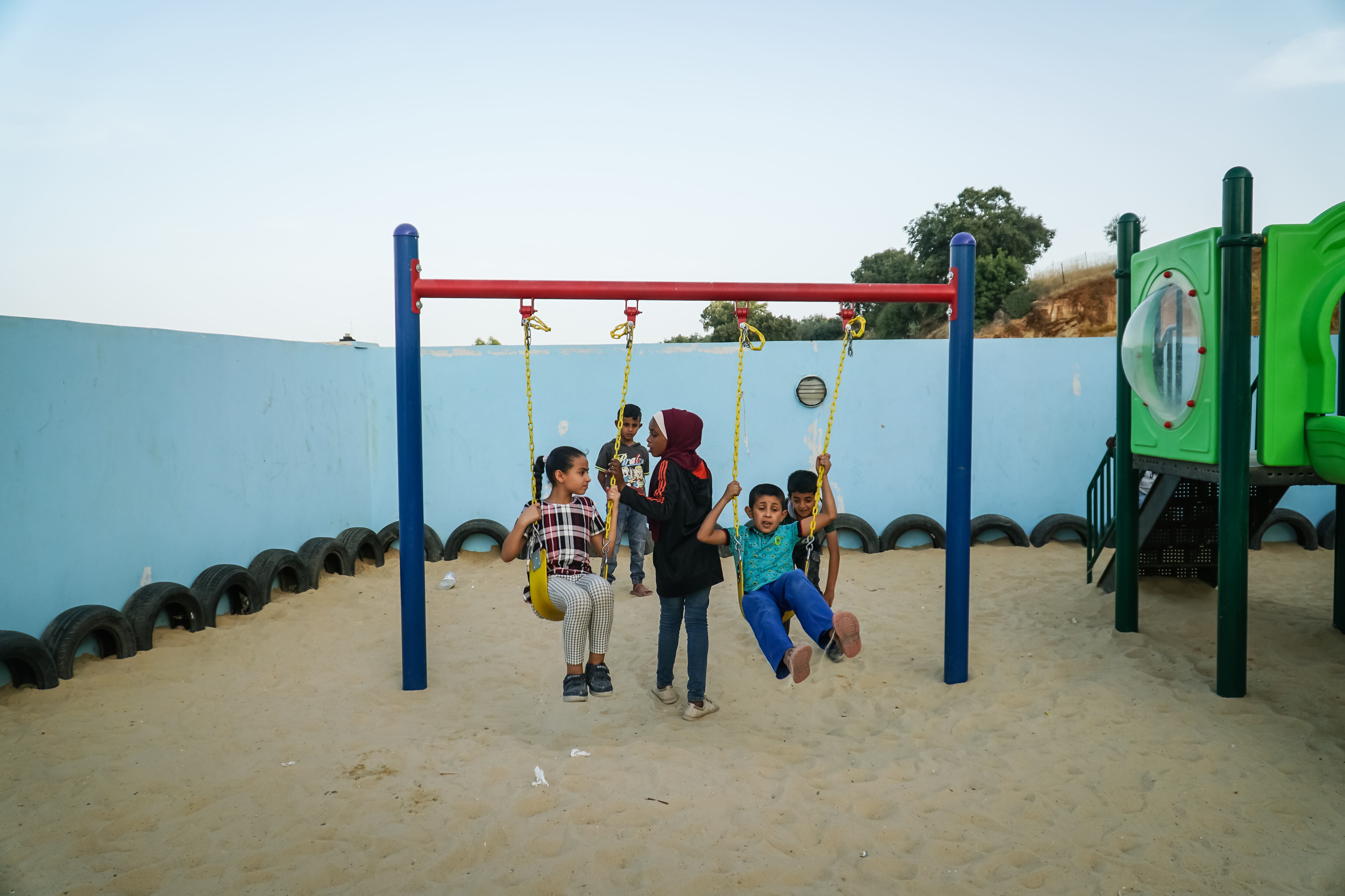 Niños huérfanos, niños y niñas en columpios, hamacas, niñez abandonada
