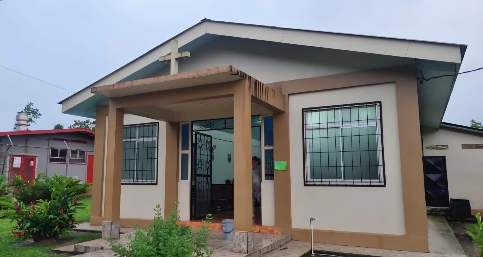 La iglesia de San Carlos sufrió daños tras un robo que conmocionó a la comunidad local.