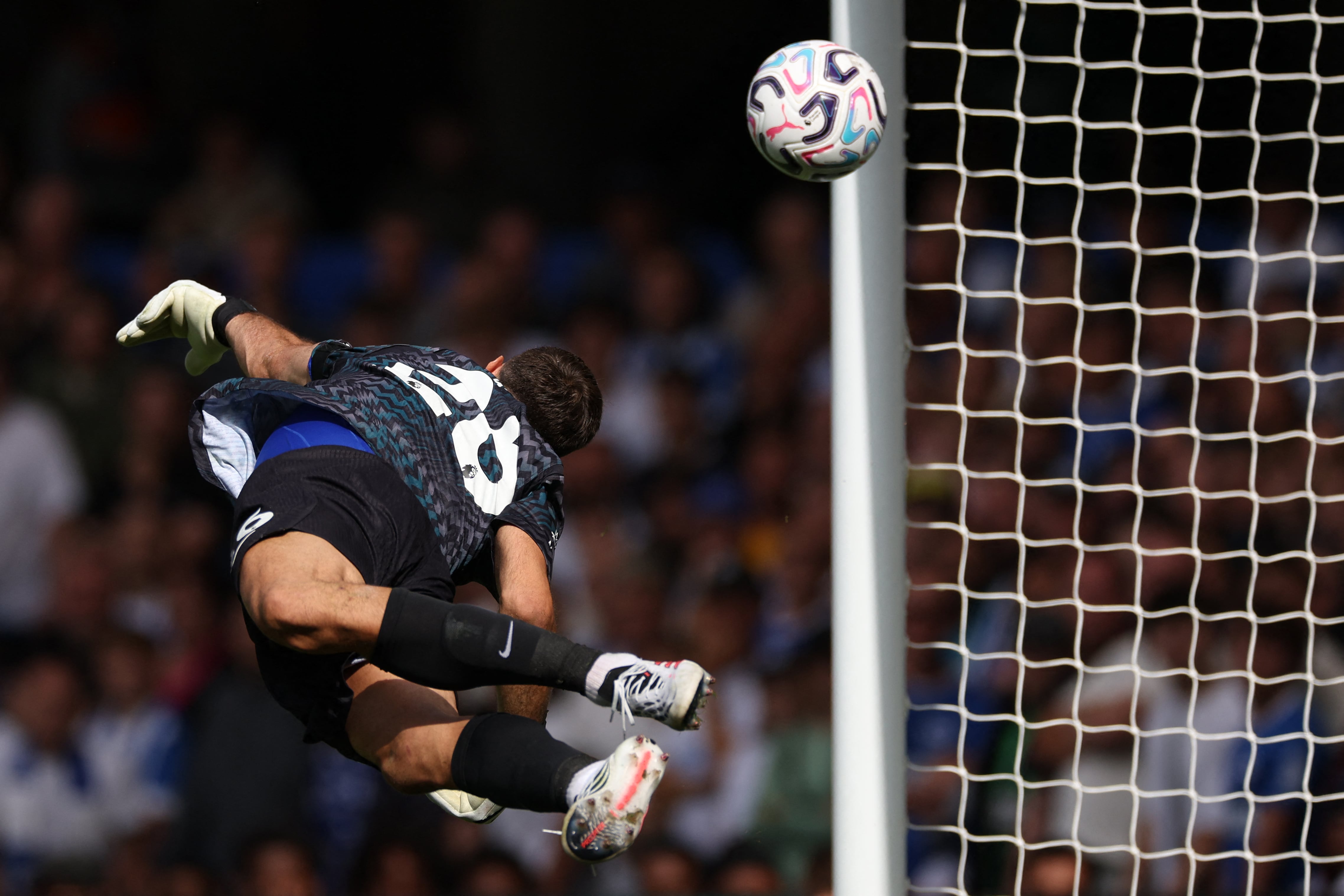 El arquero argentino del Chelsea, Emiliano Martínez, no pudo detener este gol del Brighton. El guardameta debutó en Stamford Bridge apenas horas después de su fichaje.