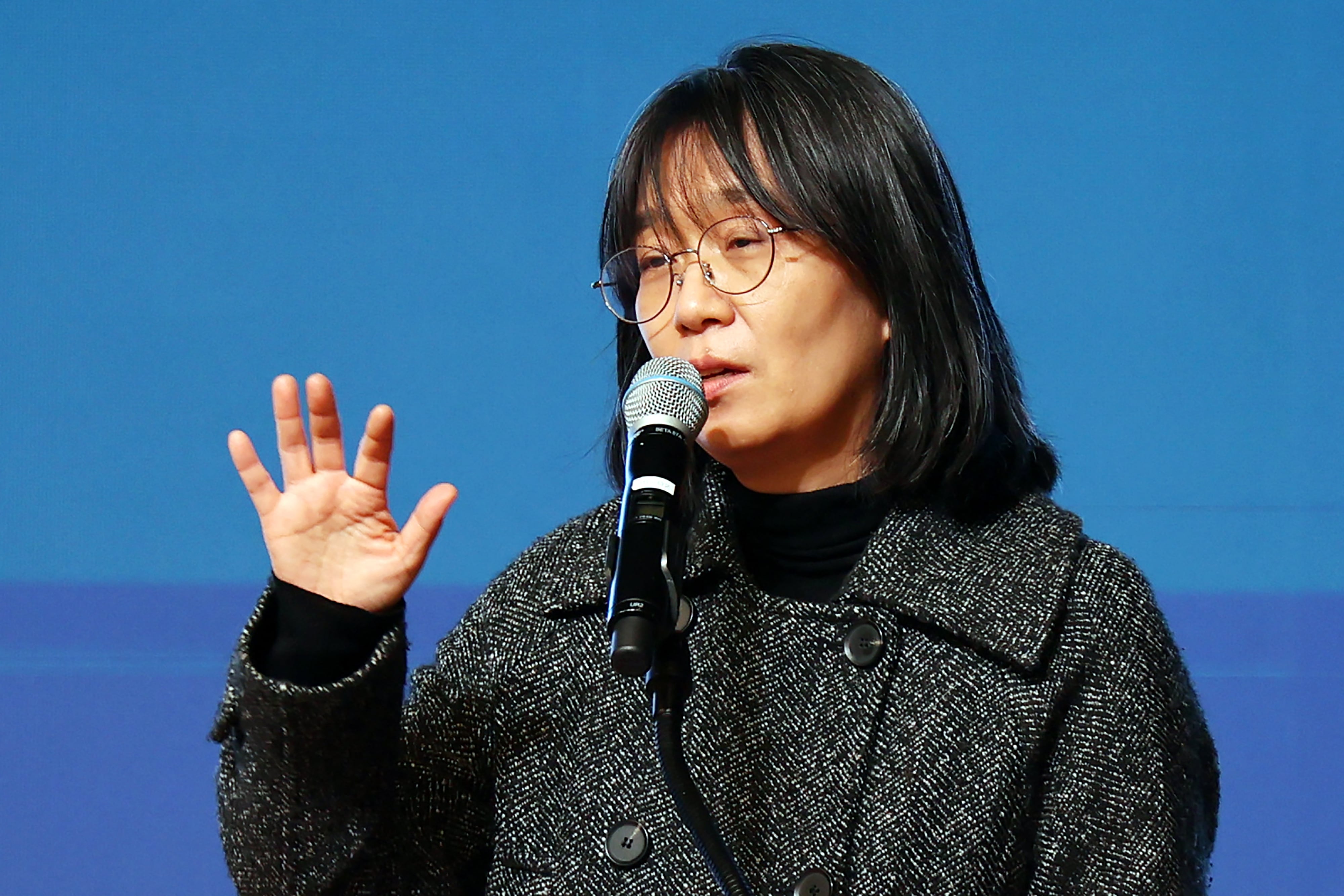 Esta foto sin fecha, publicada por la agencia de noticias Yonhap el 10 de octubre de 2024, muestra a la autora surcoreana Han Kang pronunciando un discurso durante una conferencia en Gwangju.