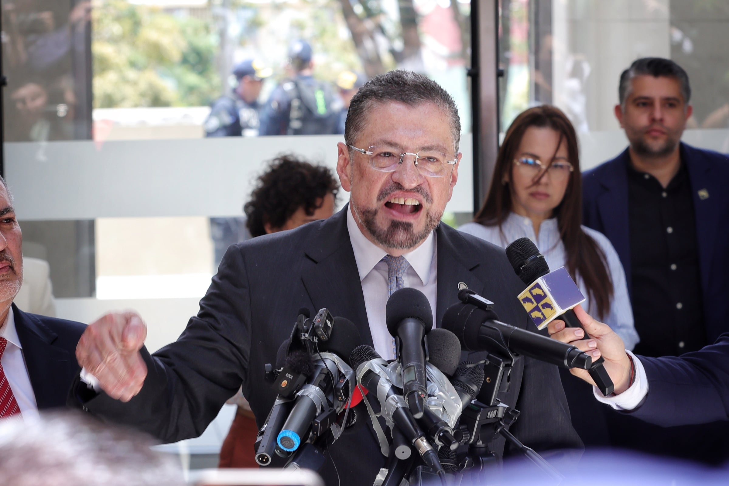 Más del 50% de la gente considera que el presidente Rodrigo Chaves irrespeta a los periodistas.