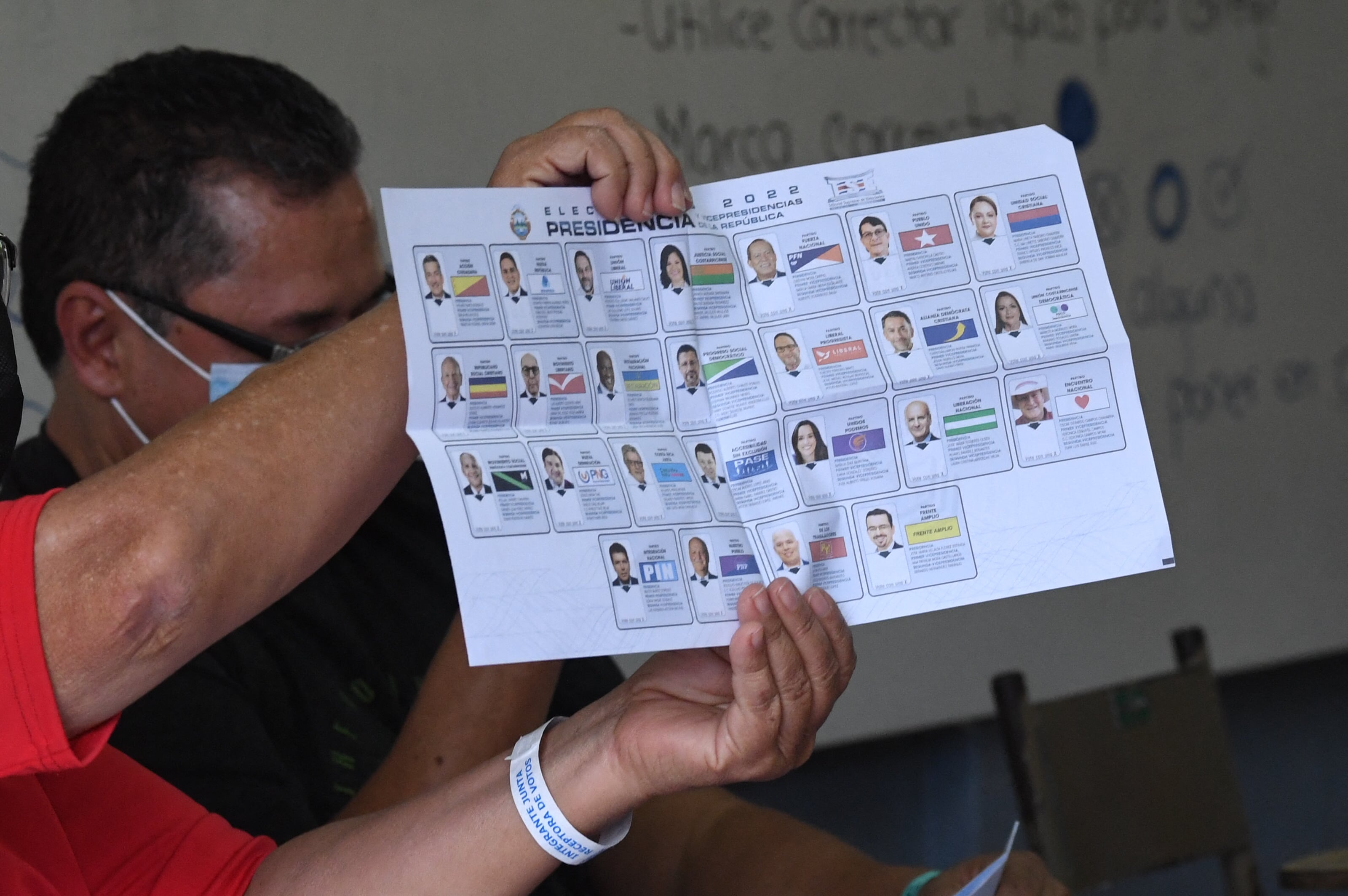 Los problemas de financiamiento electoral tienen a los partidos a merced de políticos que obtienen el respaldo de financistas privados mediante transacciones poco transparentes, advirtió este jueves el informe Estado de la Nación 2024. Esta imagen muestra parte de los procesos electorales de Costa Rica.