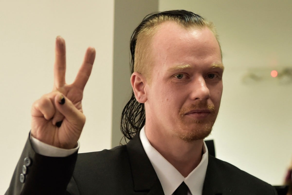 (Archivo) Ola Bini, ciudadano sueco acusado de un presunto ciberataque y cercano al fundador de WikiLeaks, Julian Assange, es fotografiado antes de la audiencia de apelación contra su orden de prisión preventiva, en la Corte Provincial de Pichincha, en Quito, el 2 de mayo de 2019.