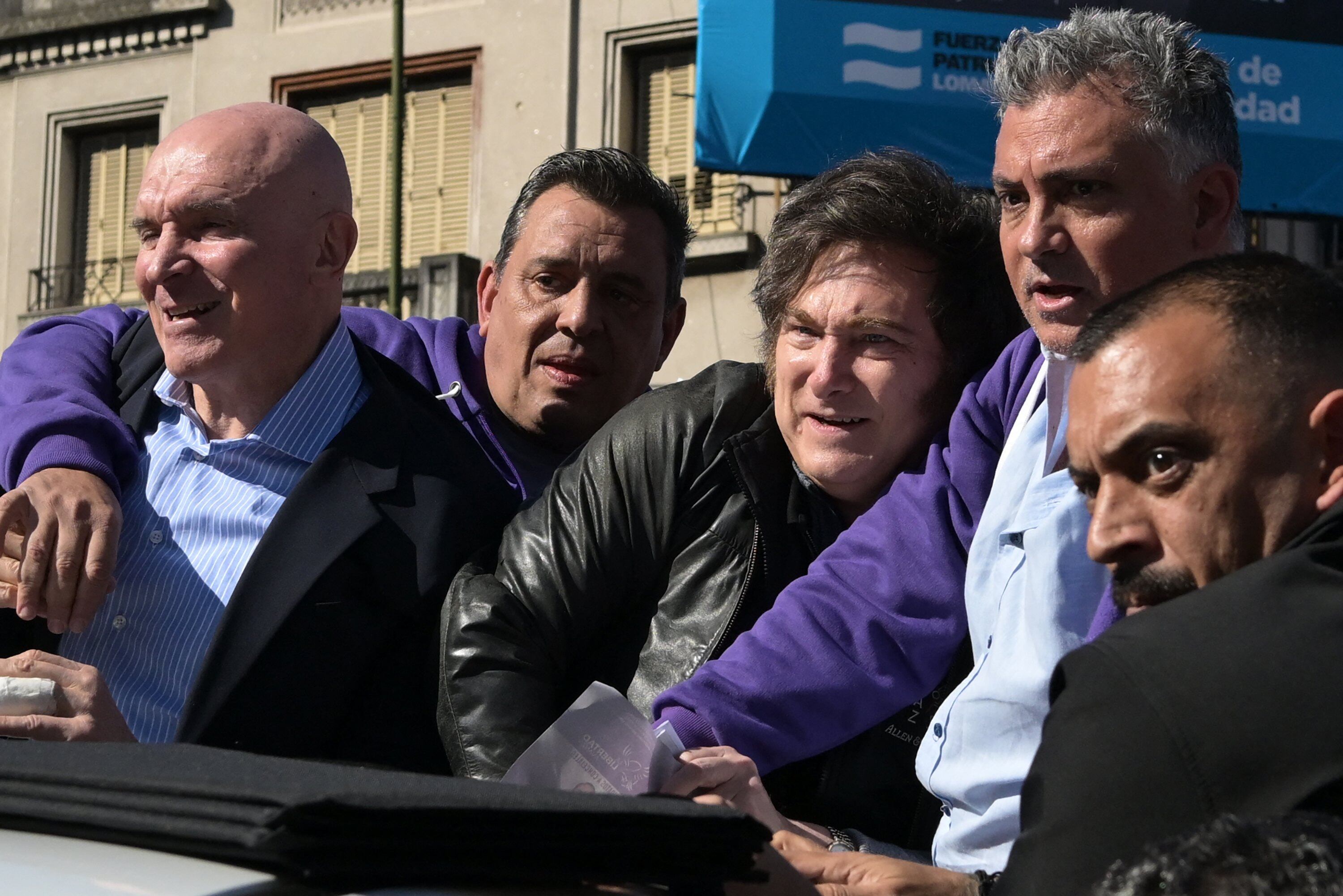 Manifestantes opositores arrojaron piedras, plantas y botellas al vehículo de Milei en plena campaña electoral en la periferia de Buenos Aires.