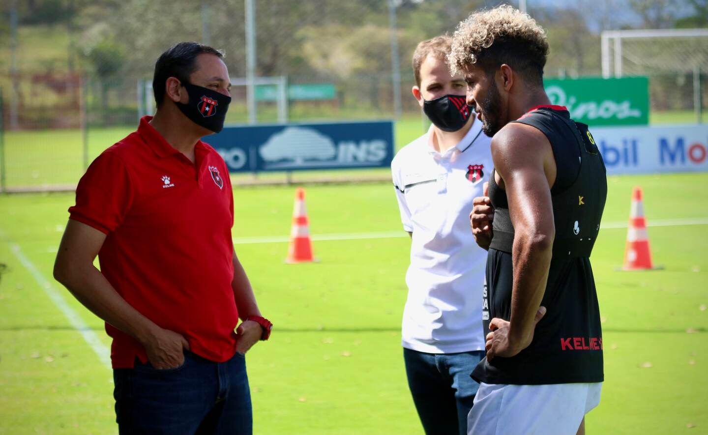Fernando Ocampo, Agustín Lleida y Johan Venegas conversaron durante la práctica de este lunes de Alajuelense. Fotografía: Prensa Alajuelense