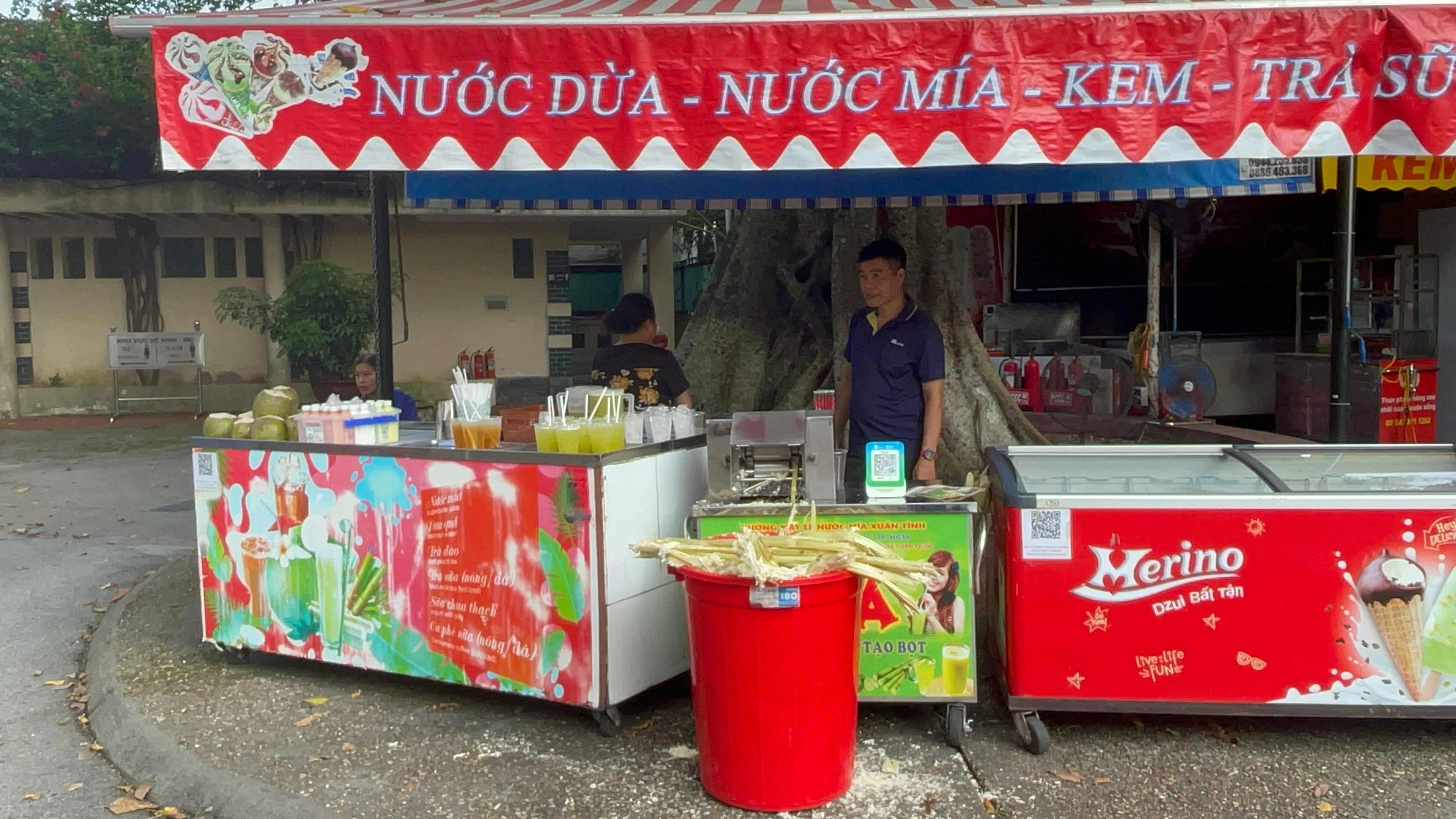 El puesto de venta de jugo de caña en el Mausoleo de Ho Chi Minh, en Hanói, Vietnam.