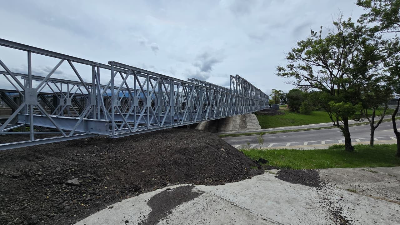 Los trabajos de sustitución del puente modular frente al aeropuerto Juan Santamaría entran en su fase final esta semana.