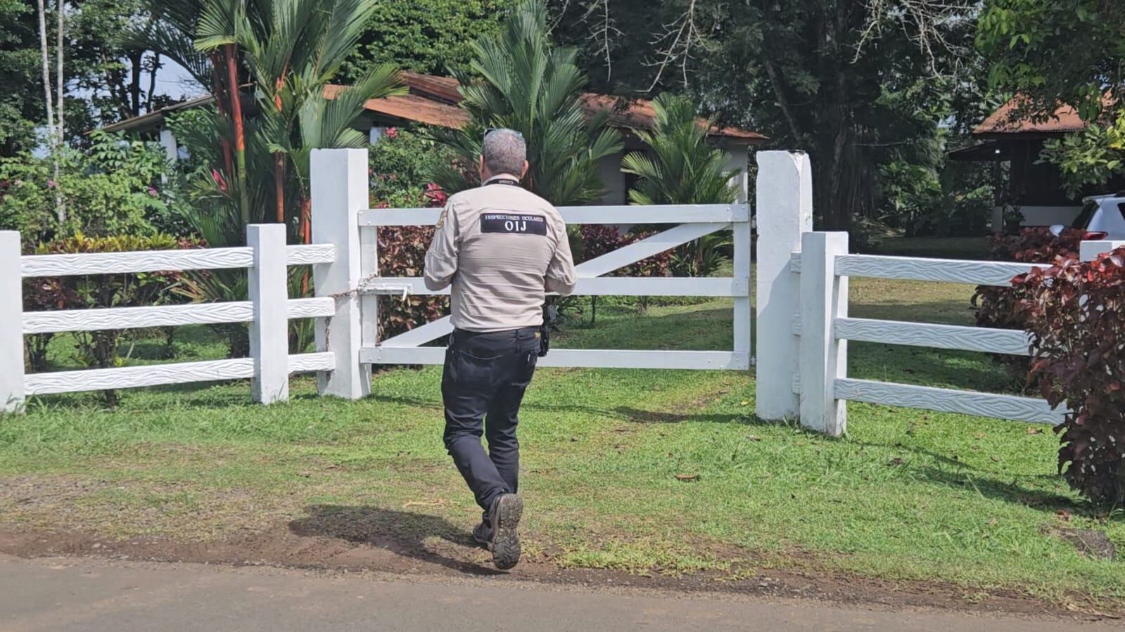 Los agentes llegaron a la propeidad del exembajador para recabar información.