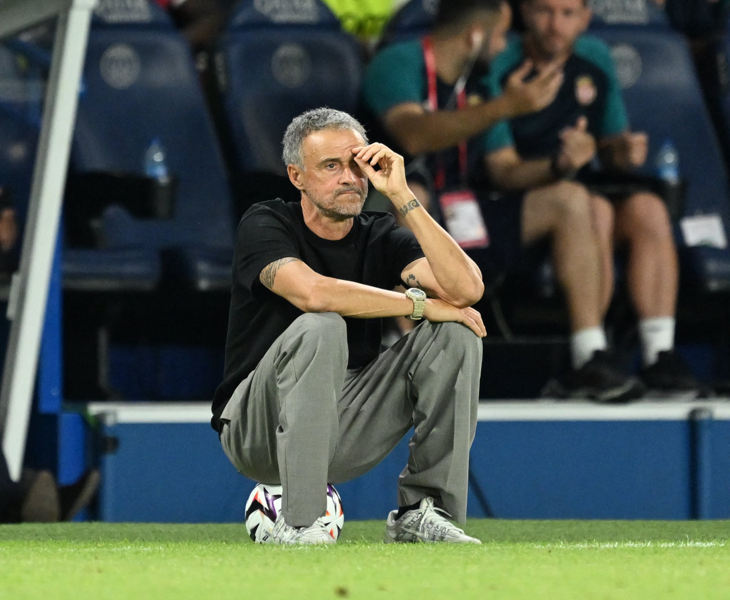 El entrenador español Luis Enrique, del PSG, luce contrariado en la derrota de su equipo en casa ante el Mónaco, por la Ligue 1.