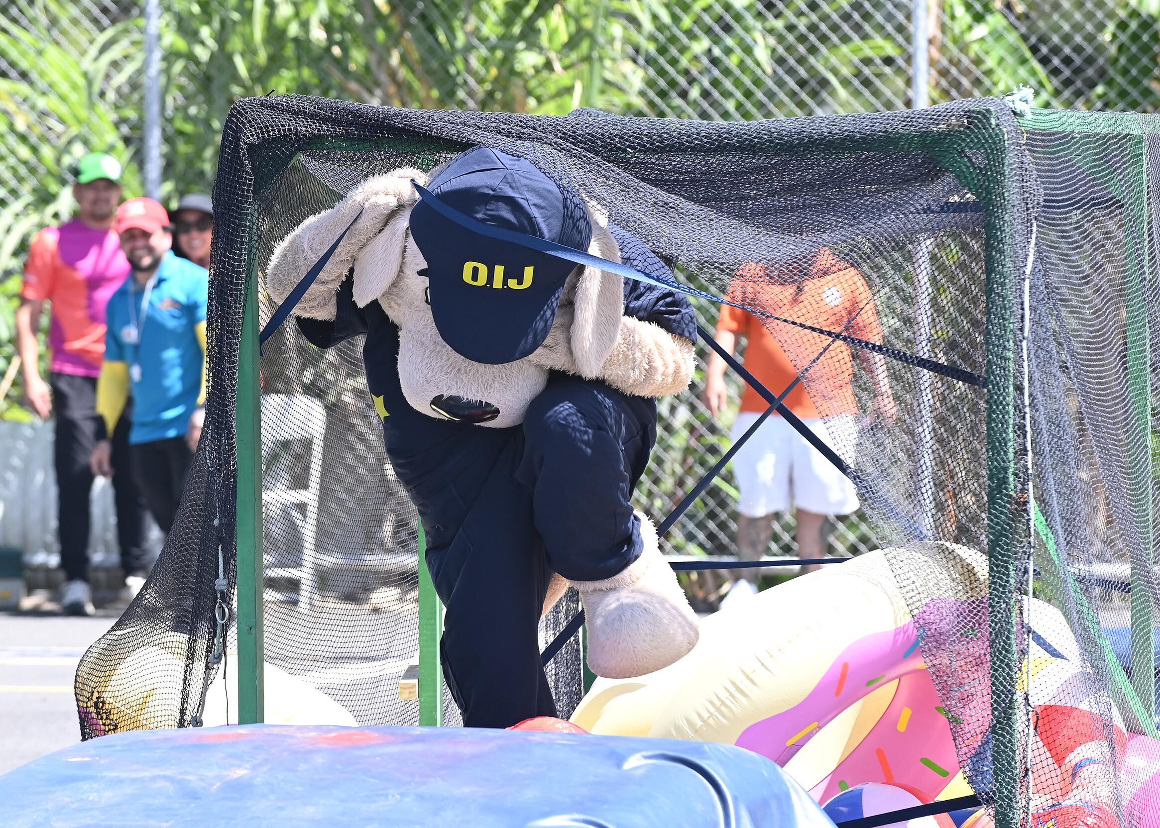 El perro Rock, mascota del OIJ superando los obstáculos en una carrera durante el Campeonato de Personajes del Museo de los Niños.