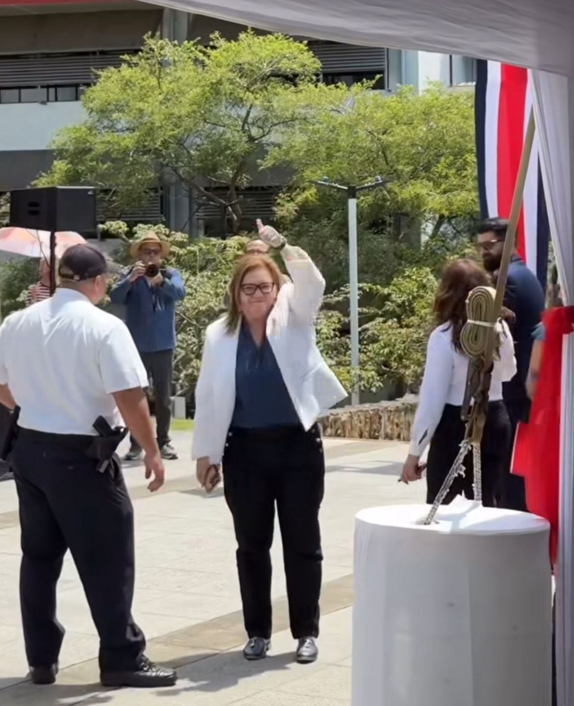 Ada Acuña levanta su mano mientras se retira de un acto en la UNA tras los reclamos por parte de los estudiantes.