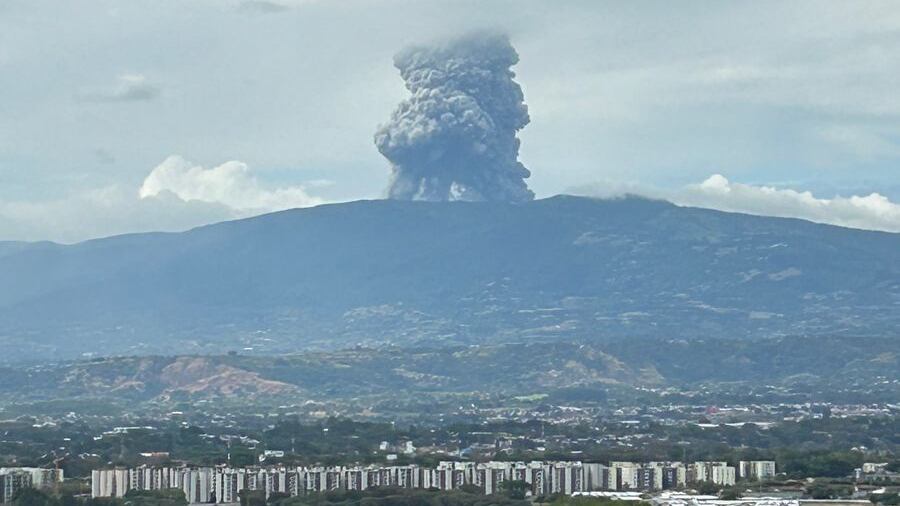 Erupción del Volcán Poás, este lunes 21 de abril del 2025. Foto: Cortesía