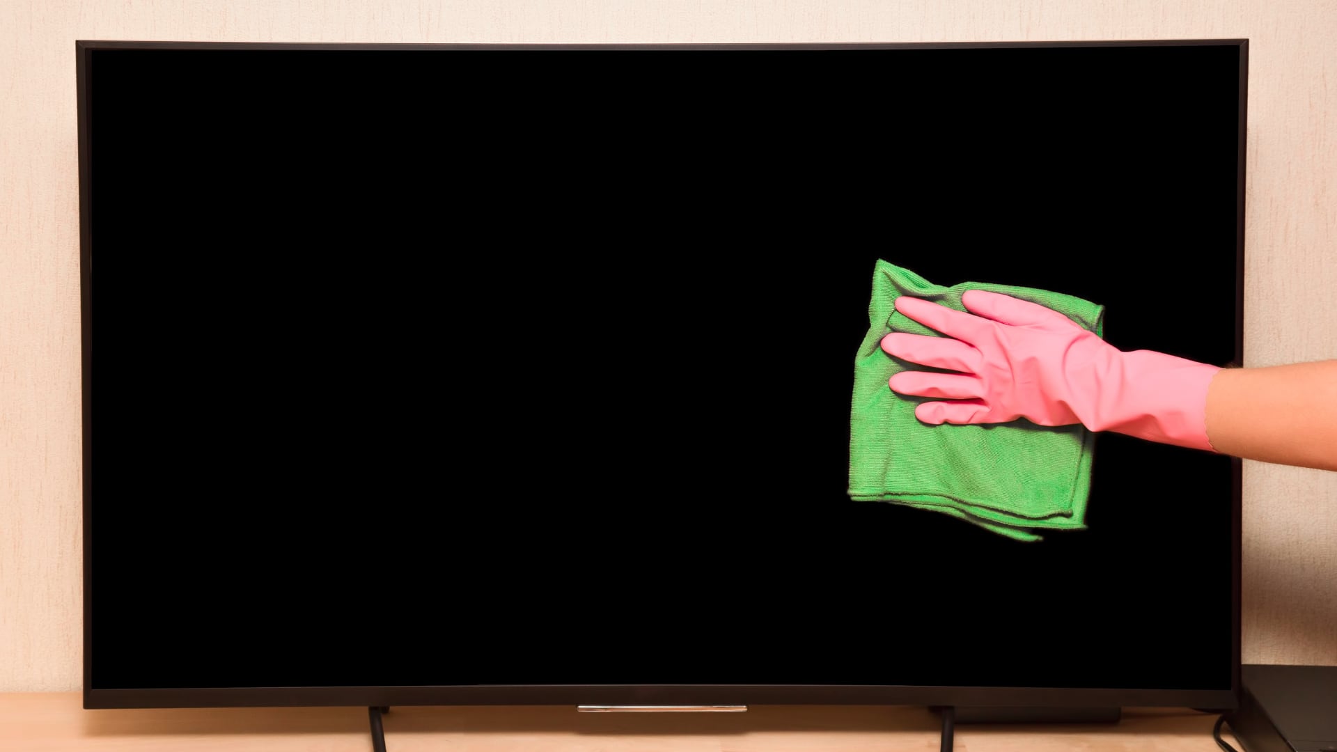 Con agua destilada, paño de microfibra y un par de trucos, su pantalla quedará limpia y sin rayones en minutos