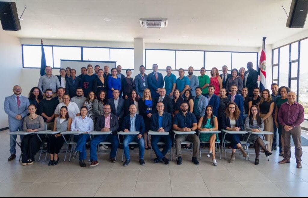 Ramp-Up 2025 brinda capacitación especializada y asesoría empresarial a 50 pymes del SBD con potencial exportador. El INA cubre el 95 % del costo. El programa incluye formación en estrategia, sostenibilidad, finanzas y gobierno corporativo.