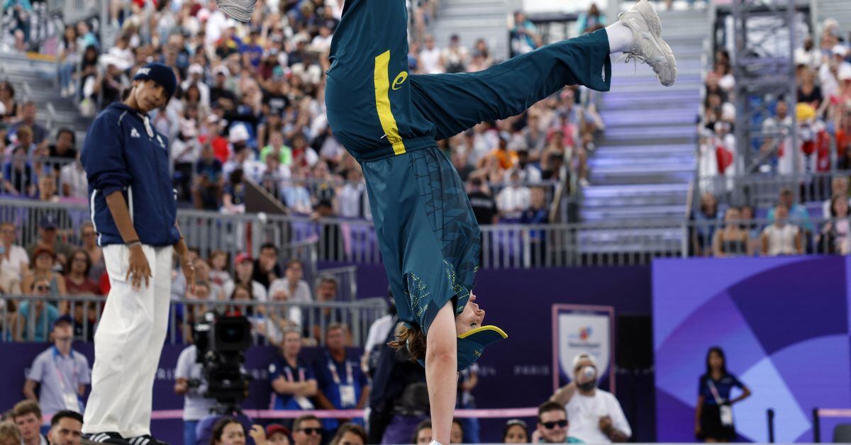 La australiana Rachael Gunn, conocida como Raygun, compitió contra Sya Dembele de Francia, conocida como Syssy, en la ronda eliminatoria de baile Breaking femenino de los Juegos Olímpicos de París 2024 este 9 de agosto. (Foto: AFP)