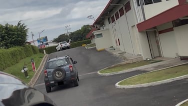 Se habría fugado a otro país el profesor que fue descubierto en motel con alumna de 16 años; giran orden de captura