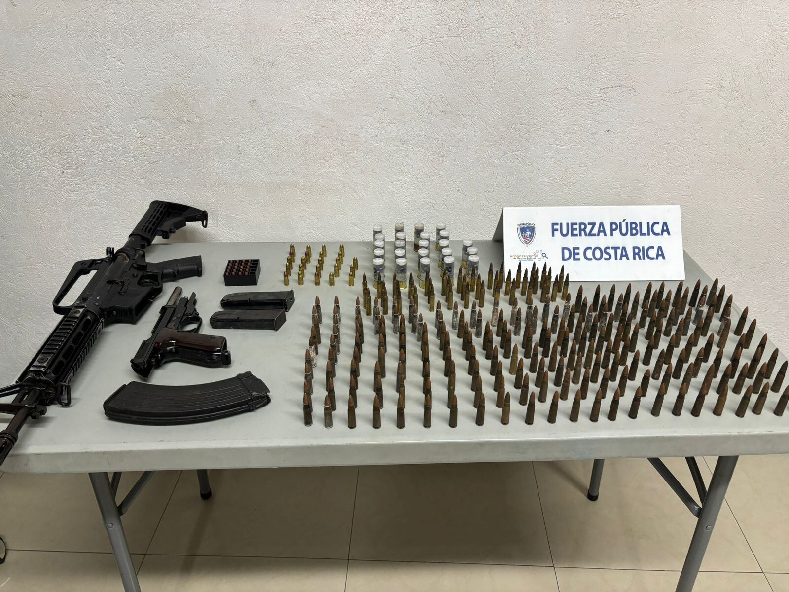 Armas, cargadores y balas son parte de lo decomisado al detenido en Corales I de Limón. Foto: MSP