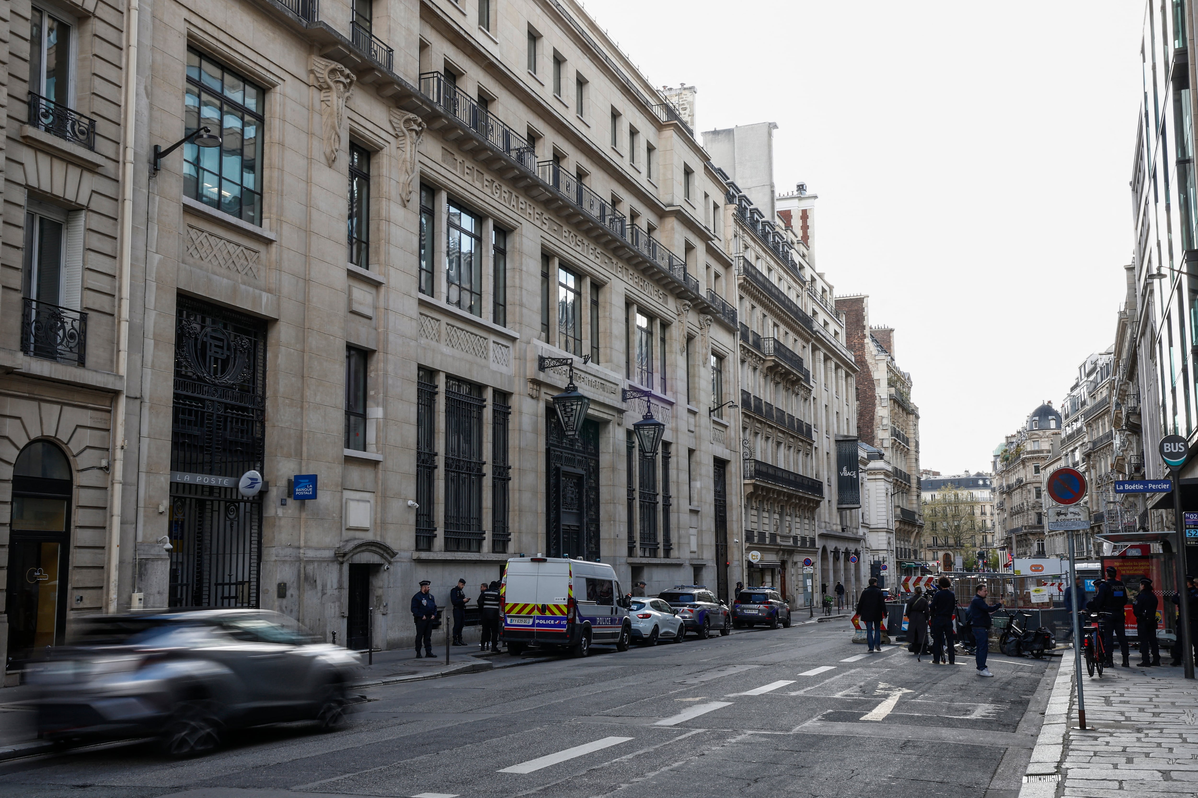 Vista exterior del edificio del Bank of America con vehículos policiales y de seguridad privada en el distrito 8 de París este 28 de marzo, tras un aparente intento de atentado con bomba la madrugada de este día.