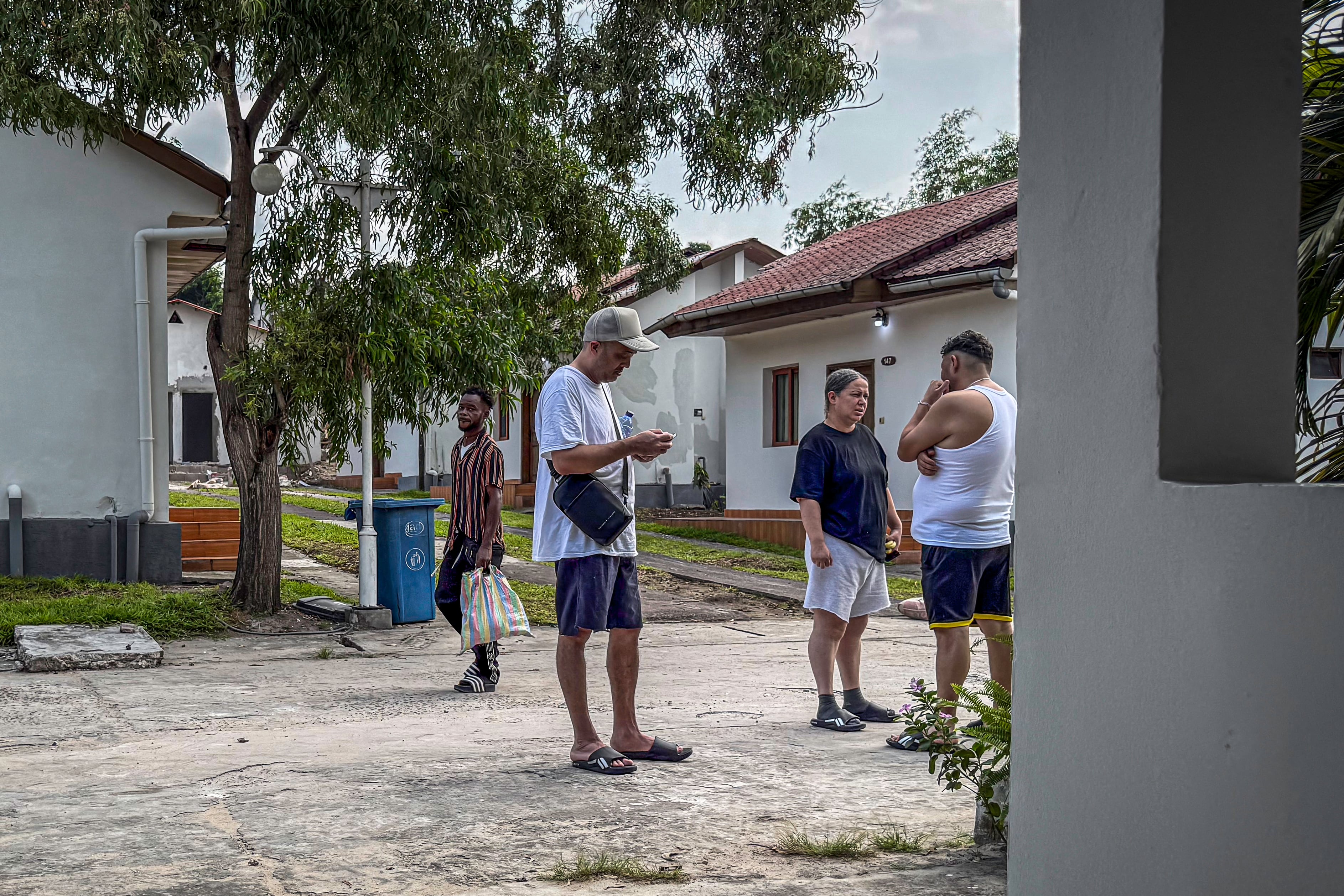 Migrantes expulsados de Estados Unidos se reúnen para conversar en un área común al aire libre de un hotel en Kinshasa el 22 de abril de 2026.