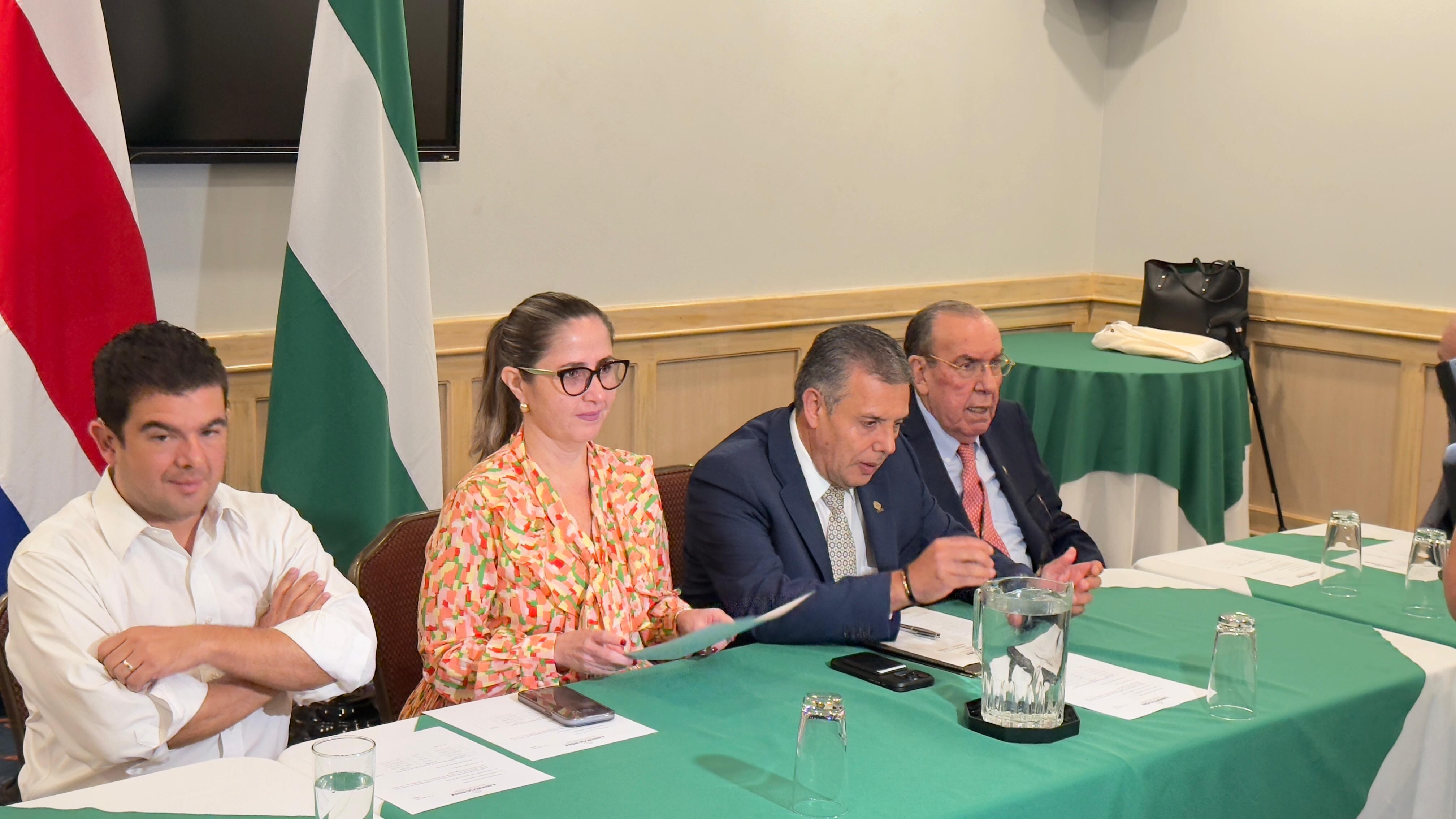 Figuras del PLN sentadas en una mesa en una reunión