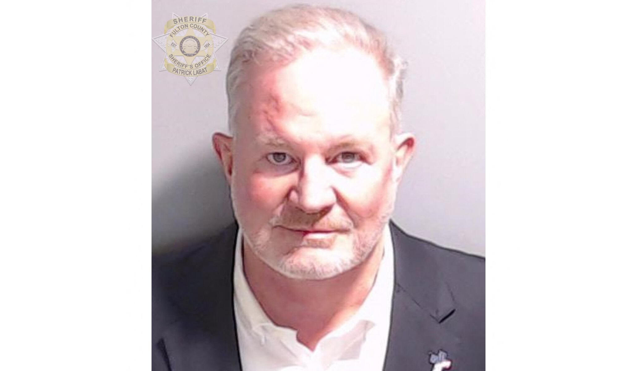 Esta imagen publicada por la Oficina del Sheriff del condado de Fulton el 23 de agosto muestra la foto de fichaje del observador electoral Scott Hall.