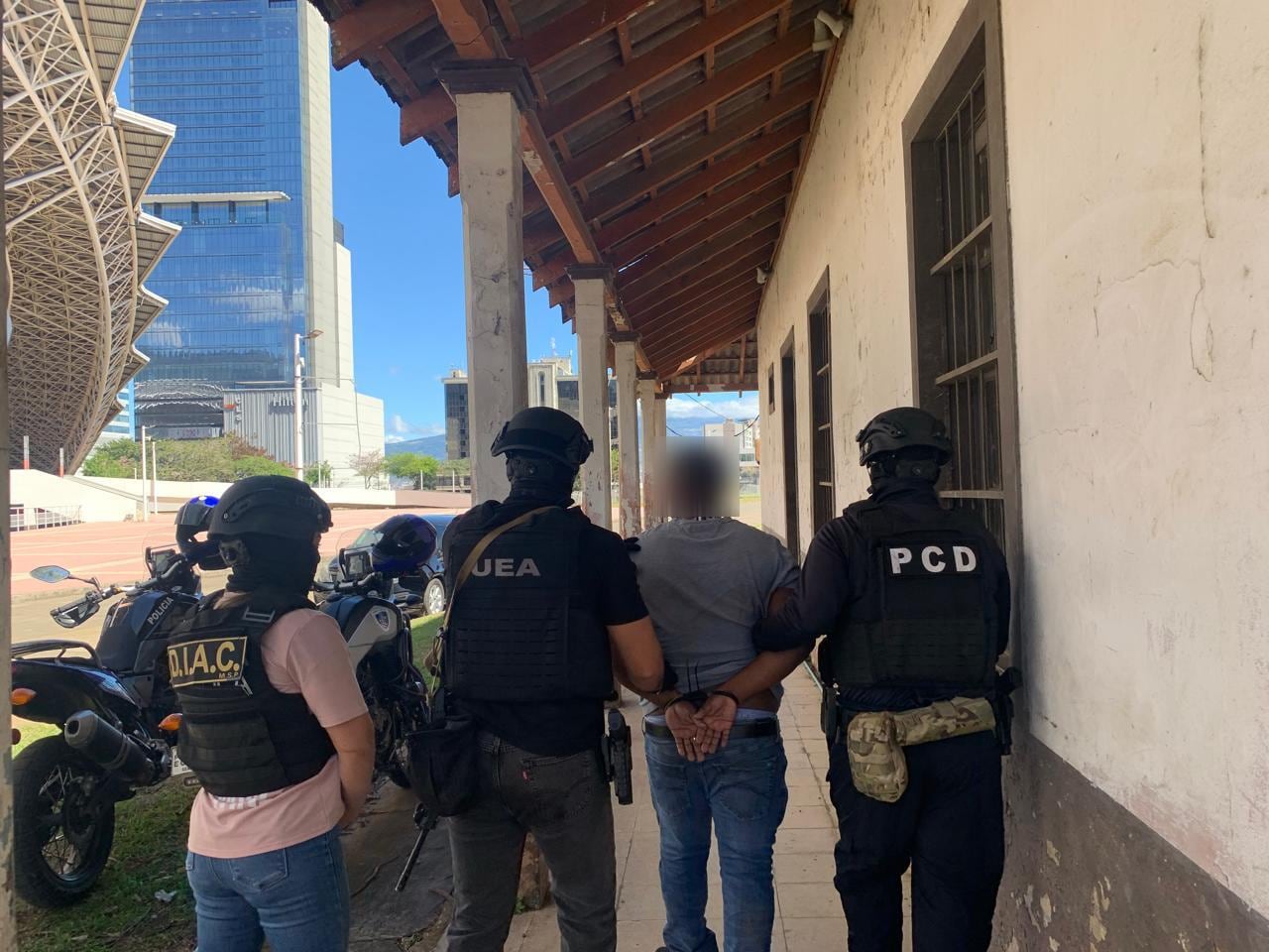 La pareja de la mujer, de apellidos Viveros Viveros, también fue detenido.