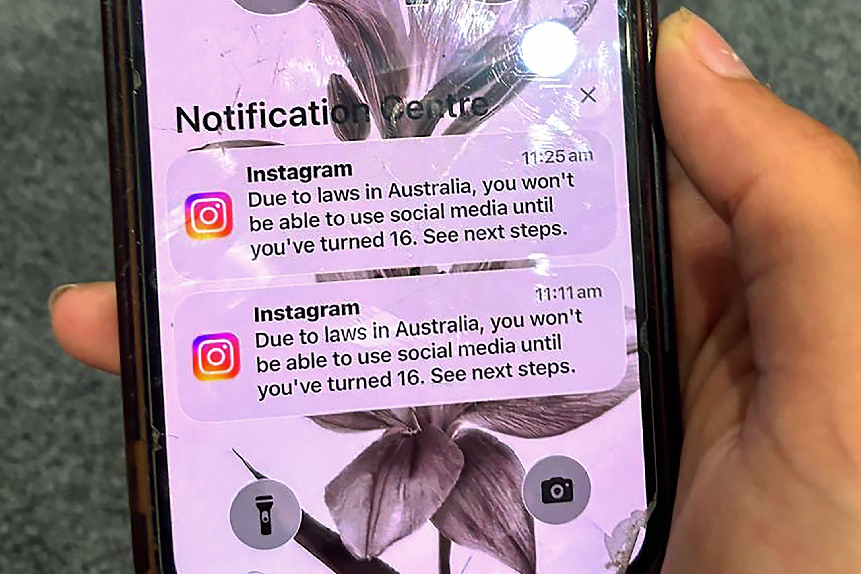 Un adolescente sostiene un teléfono móvil con un mensaje de Instagram tras el bloqueo de su cuenta por verificación de edad en Sídney este 9 de diciembre. Australia prohibió el acceso a las redes sociales a los adolescentes el 10 de diciembre de 2025, lo que marcará una ofensiva pionera a nivel mundial para desvincular a los niños de la adicción a las redes sociales como Facebook, Instagram y TikTok. Fotografía: