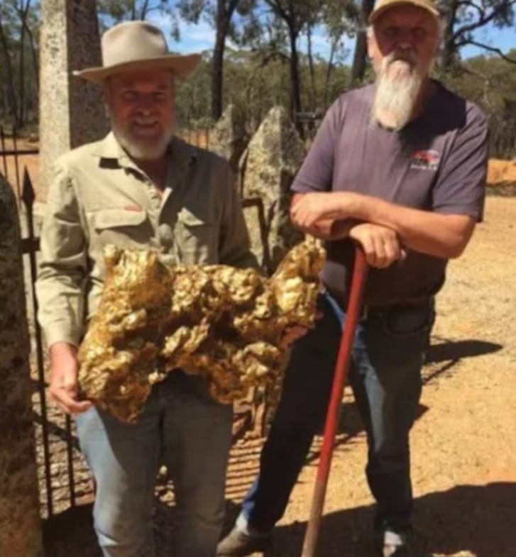 Los descendientes de John Deason y Richard Oates con la réplica de Welcome Stranger.