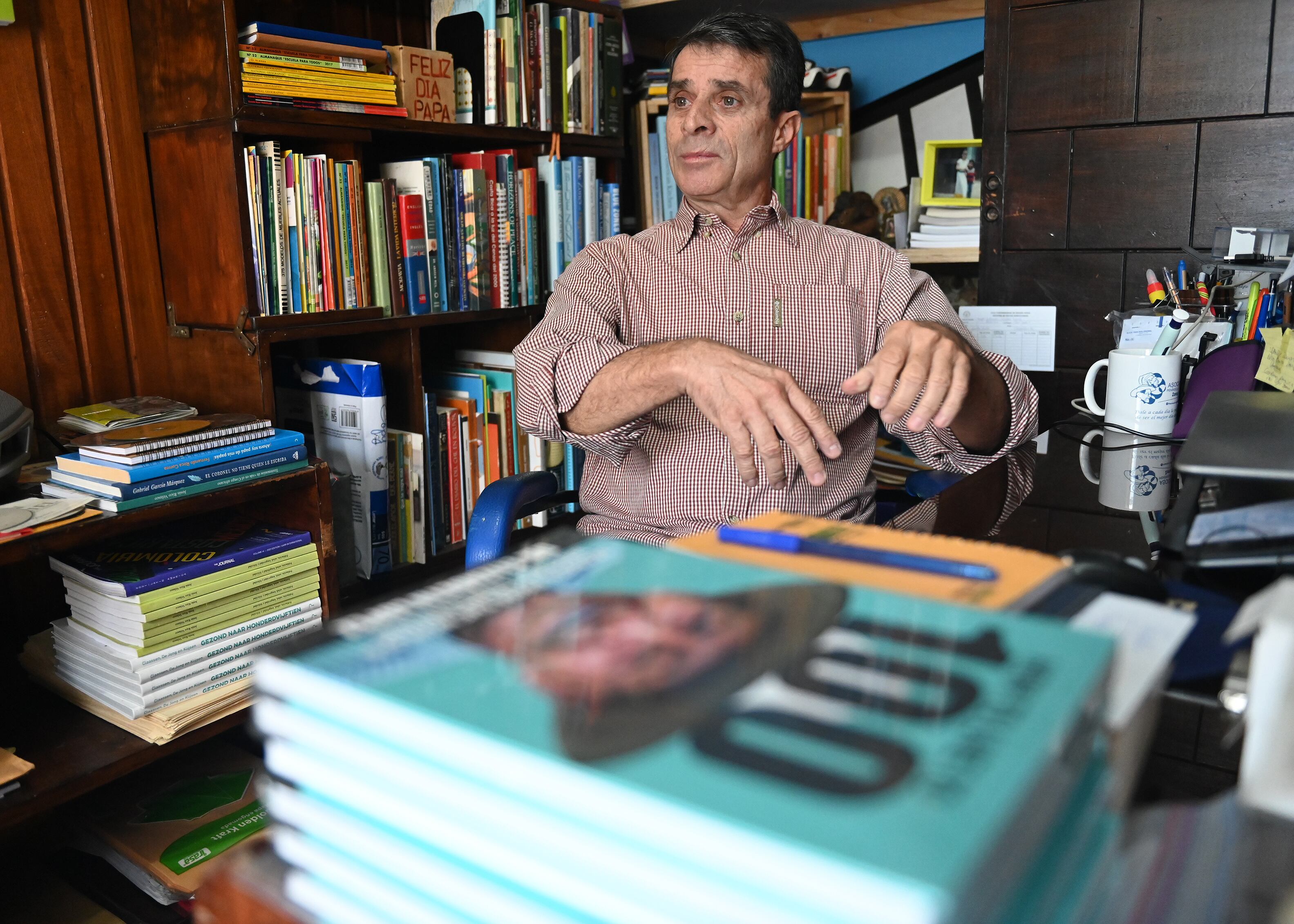 18 de octubre del 2023. Linda Vista de Tibás. 09:30 hrs. Retratos y videos para sección Gente sobre Jorge Vindas, uno de los investigadores de la zona azul península de Nicoya. En la foto: El investigador mostró fotografías y posó para los retratos en su casa de habitación en Tibás. Foto: Albert Marín para la Nación.