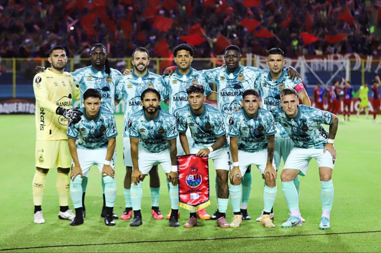 José Mena (derecha, arriba) junto a sus compañeros del Municipal de Guatemala en un juego de la actual Copa Centroamericana.