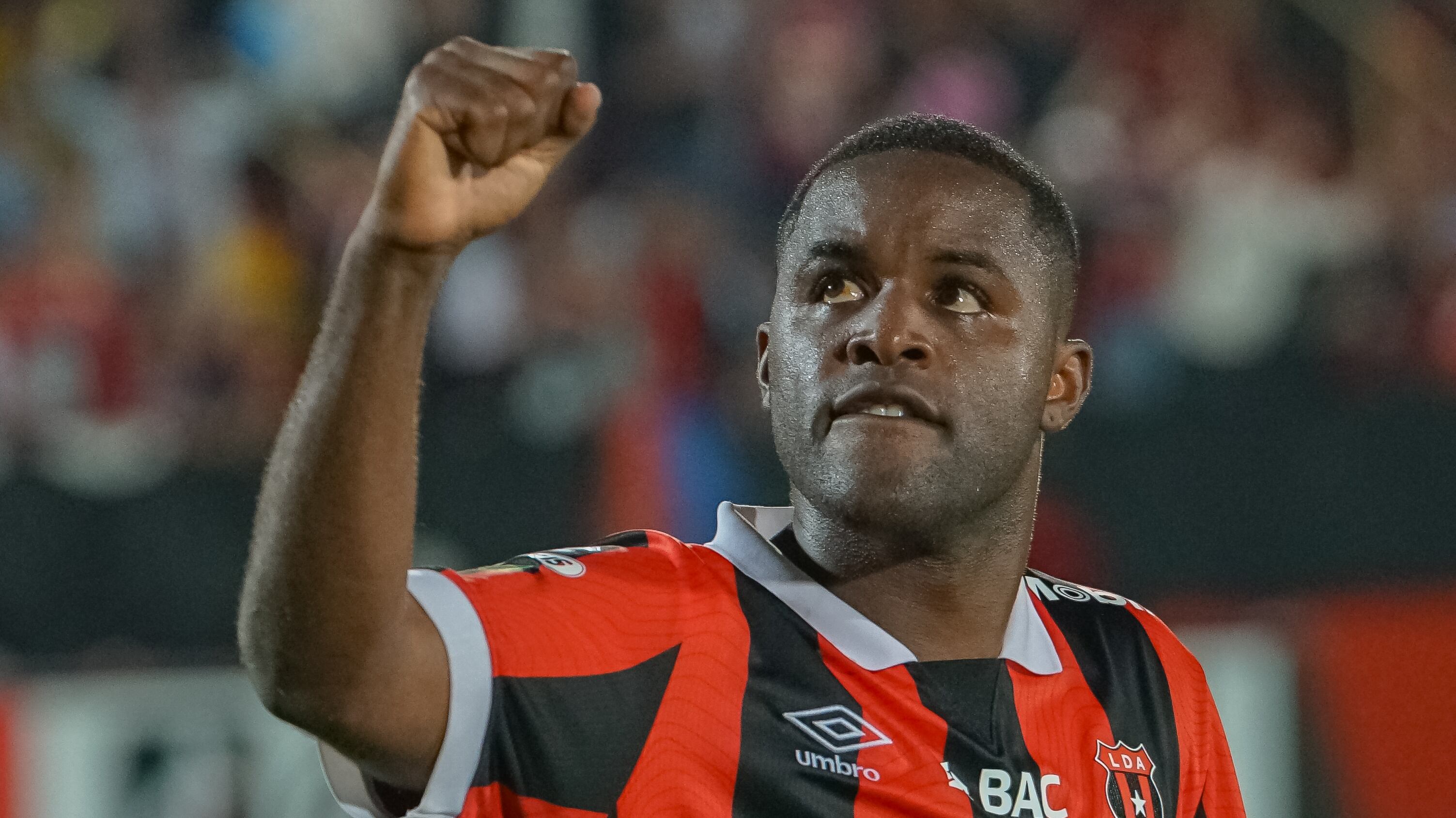 Joel Campbell con su uniforme de Alajuelense.