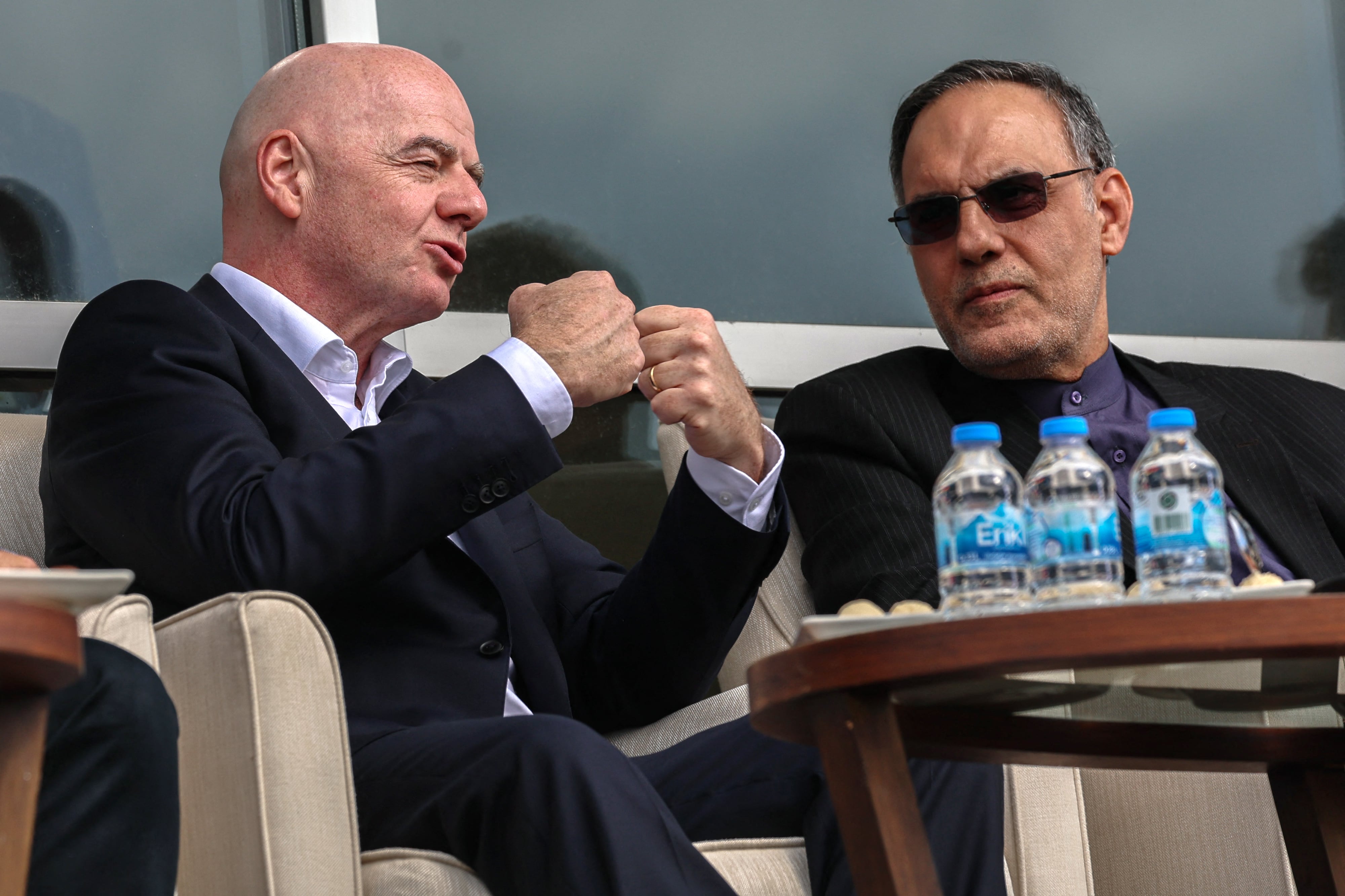 El presidente de FIFA Gianni Infantino habla con un dirigente no identificado durante el partido entre Irán y Costa Rica en Turquía.