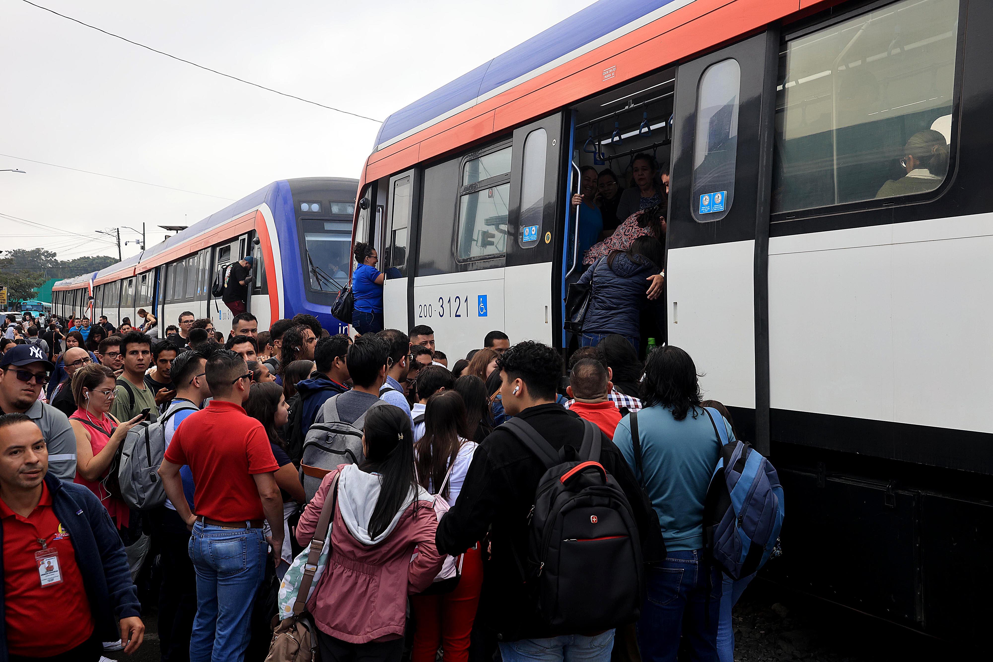 12/03/2024 Cartago. El tren que había salido a las 6:55 a.m. de la estación de la Basílica de los Angeles se varó a las 7:09 a.m. apenas 50 metros después de haber partido de la estación central de Cartago, en su recorrido hacia San José. Después de media hora de permanecer estático y sin que funcionara el aire acondicionado abrieron las puertas y la gente se empezó a tirar desde una altura de aproximadamente un metro. El caos fue mayor se juntó la gente del tren varado con la que esperaba el siguiente. Algunos lograron hacer trasbordo unos 45 minutos más tarde pero la mayoría debió esperar más tiempo a que llegar otro tren o optar por viajar en autobús. Foto: Rafael Pacheco Granados