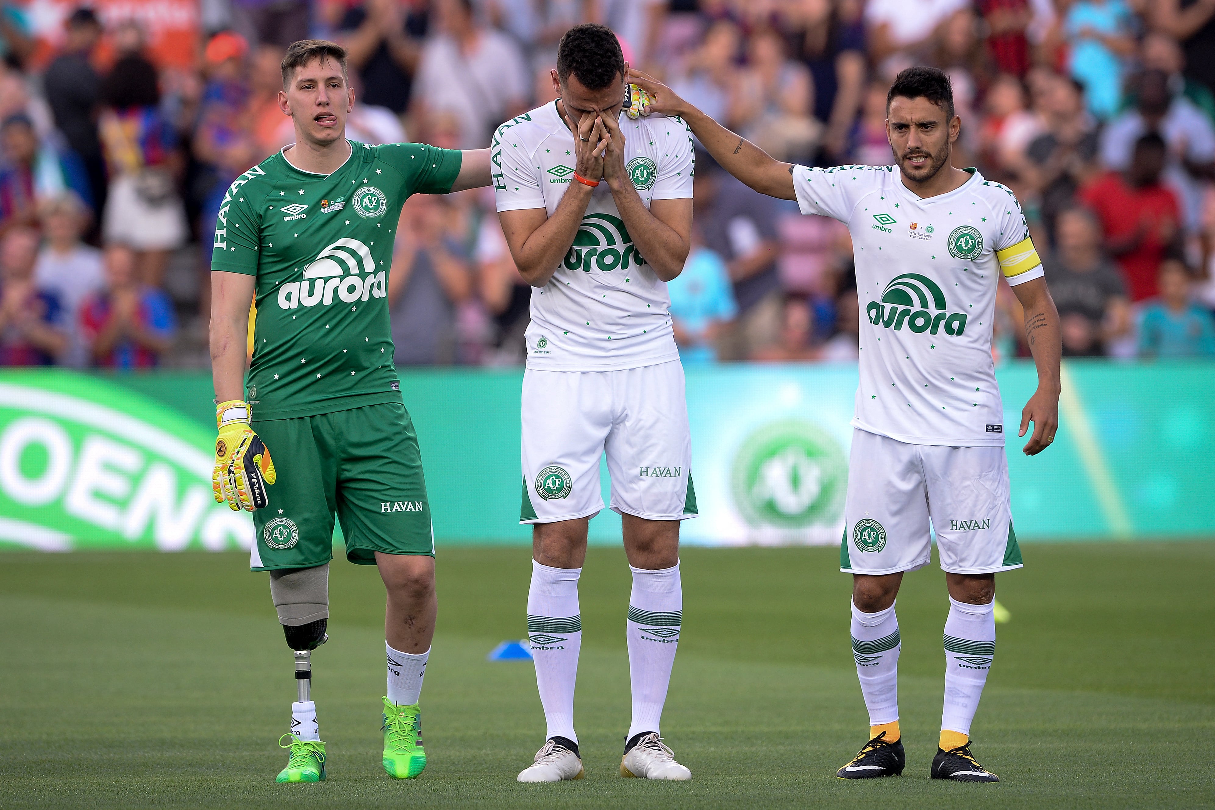 Los tres jugadores sobrevivientes a la tragedia de Chapecoense: Jakson Follman, Helio Neto (C) y Alan Ruschel, cuando recibieron un homenaje de parte del Barcelona en 2017.