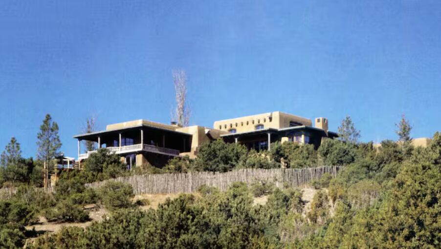 Ubicada en las colinas de Santa Fe, la residencia de Gene Hackman destaca por su arquitectura de adobe y amplias terrazas con vistas panorámicas. Un refugio privado rodeado de naturaleza y tranquilidad.