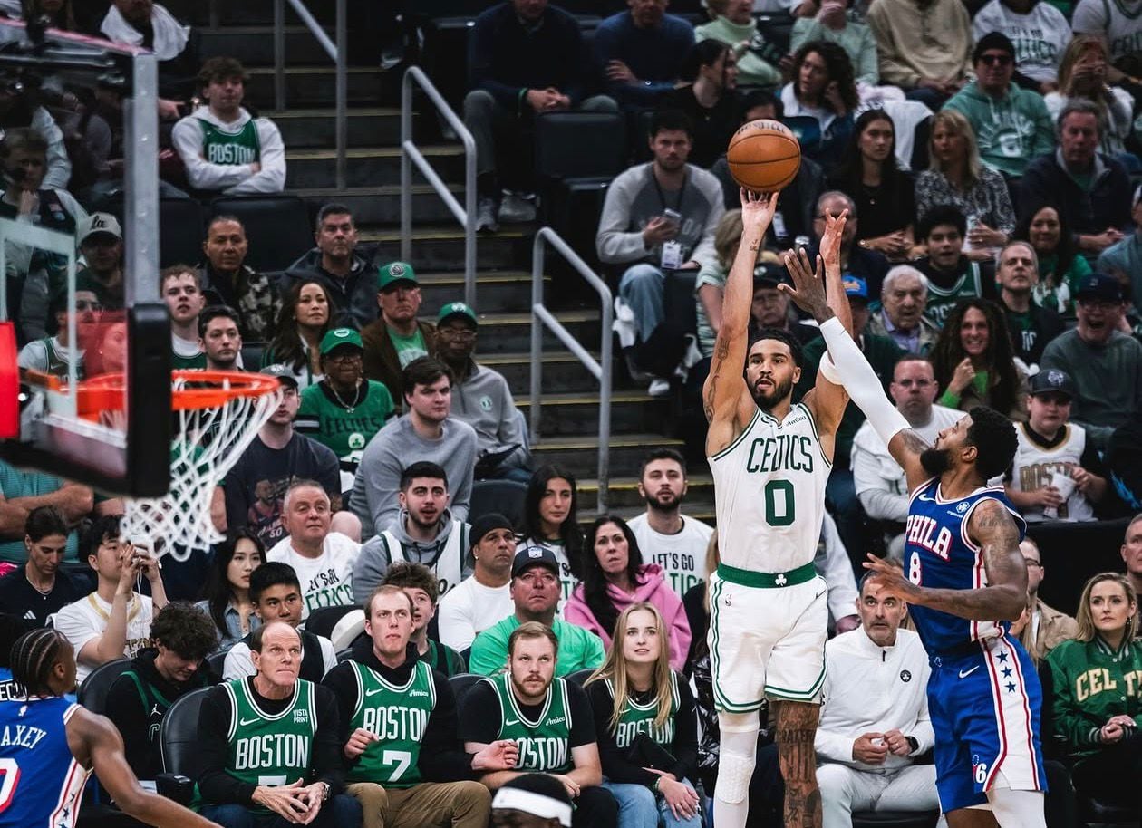 Jayson Tatum subió a la onceava posición en anotaciones de 3PTs en la historia de los playoffs.